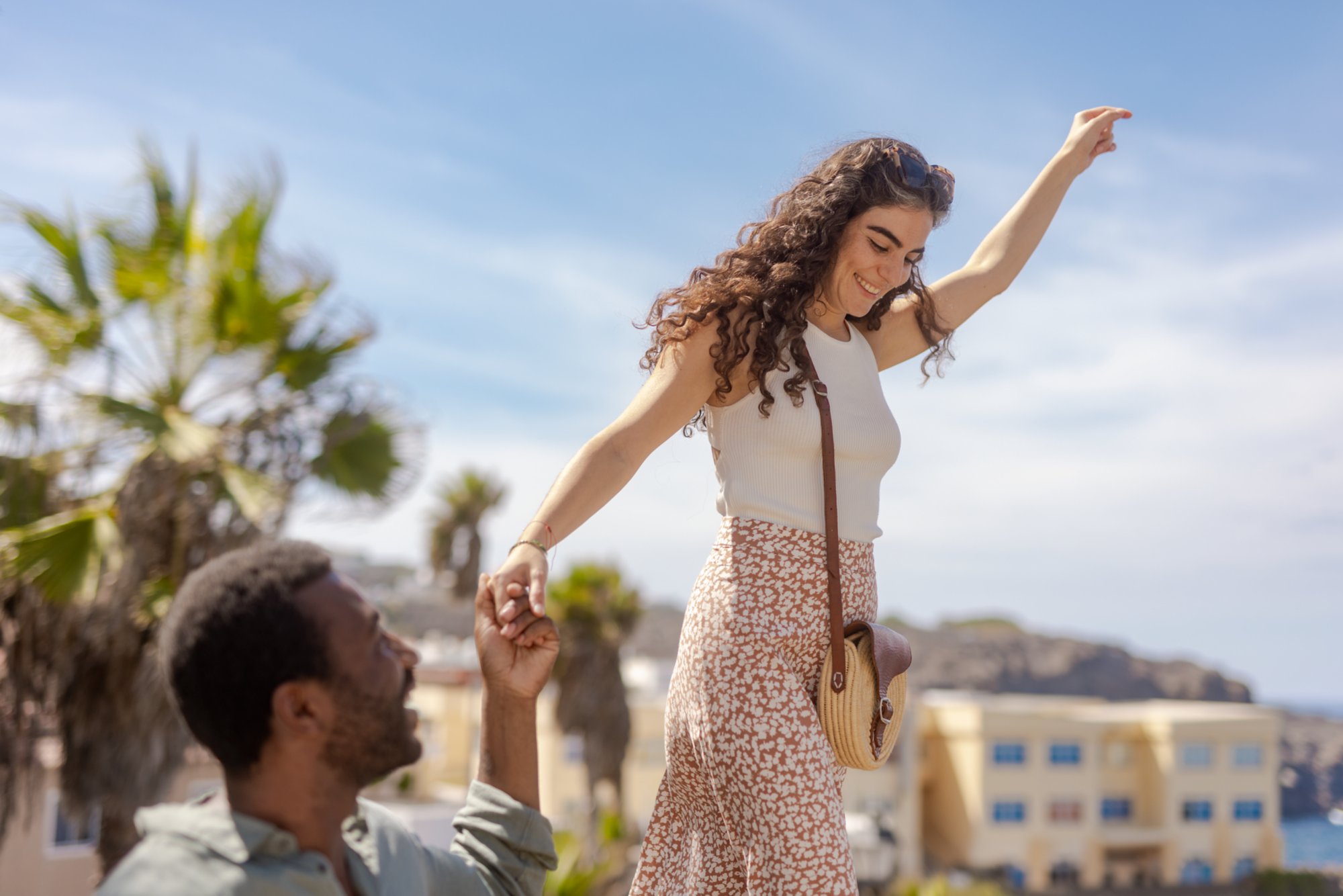 Ein Mann Held die hand einer Frau