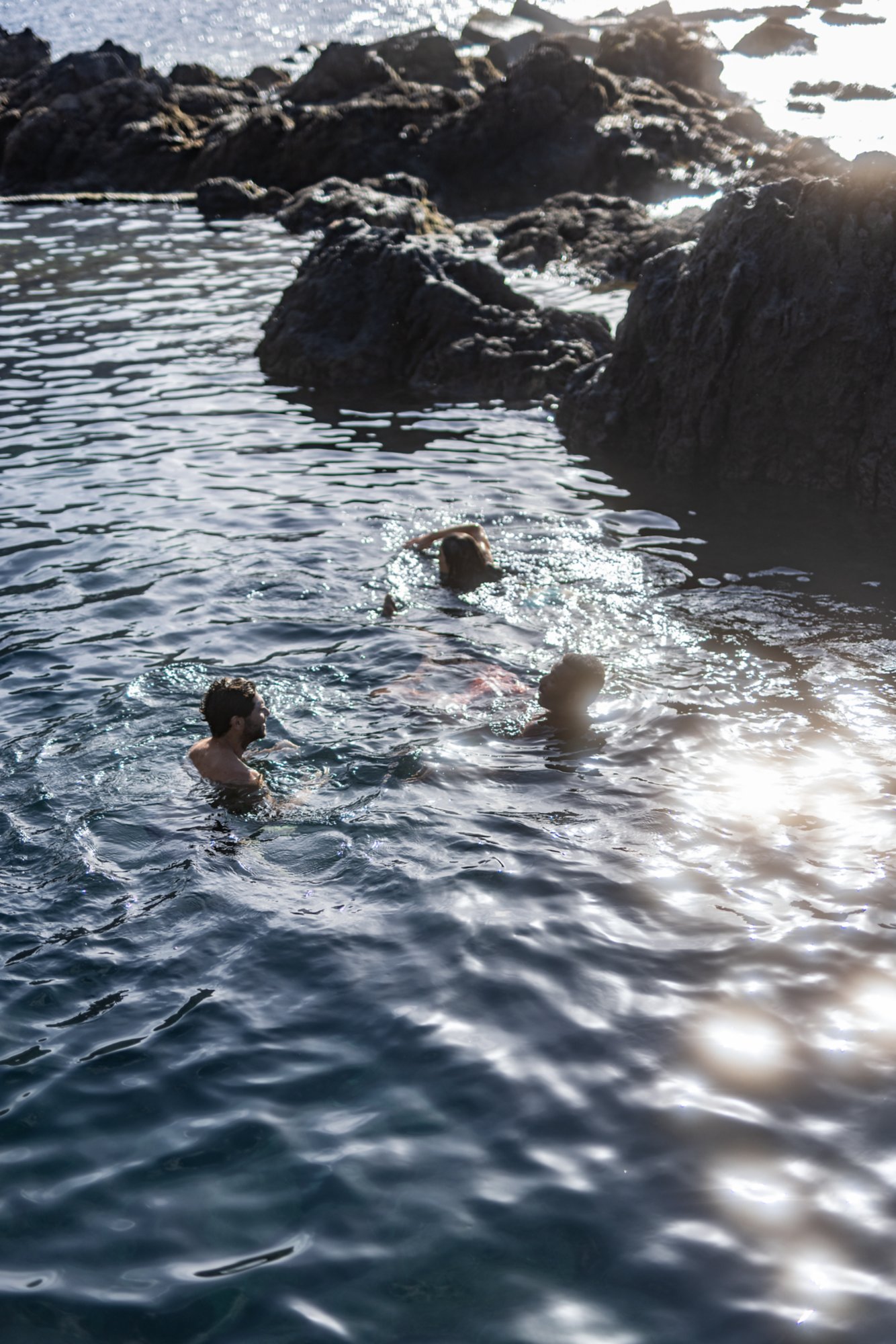 Gruppe badet im Meer