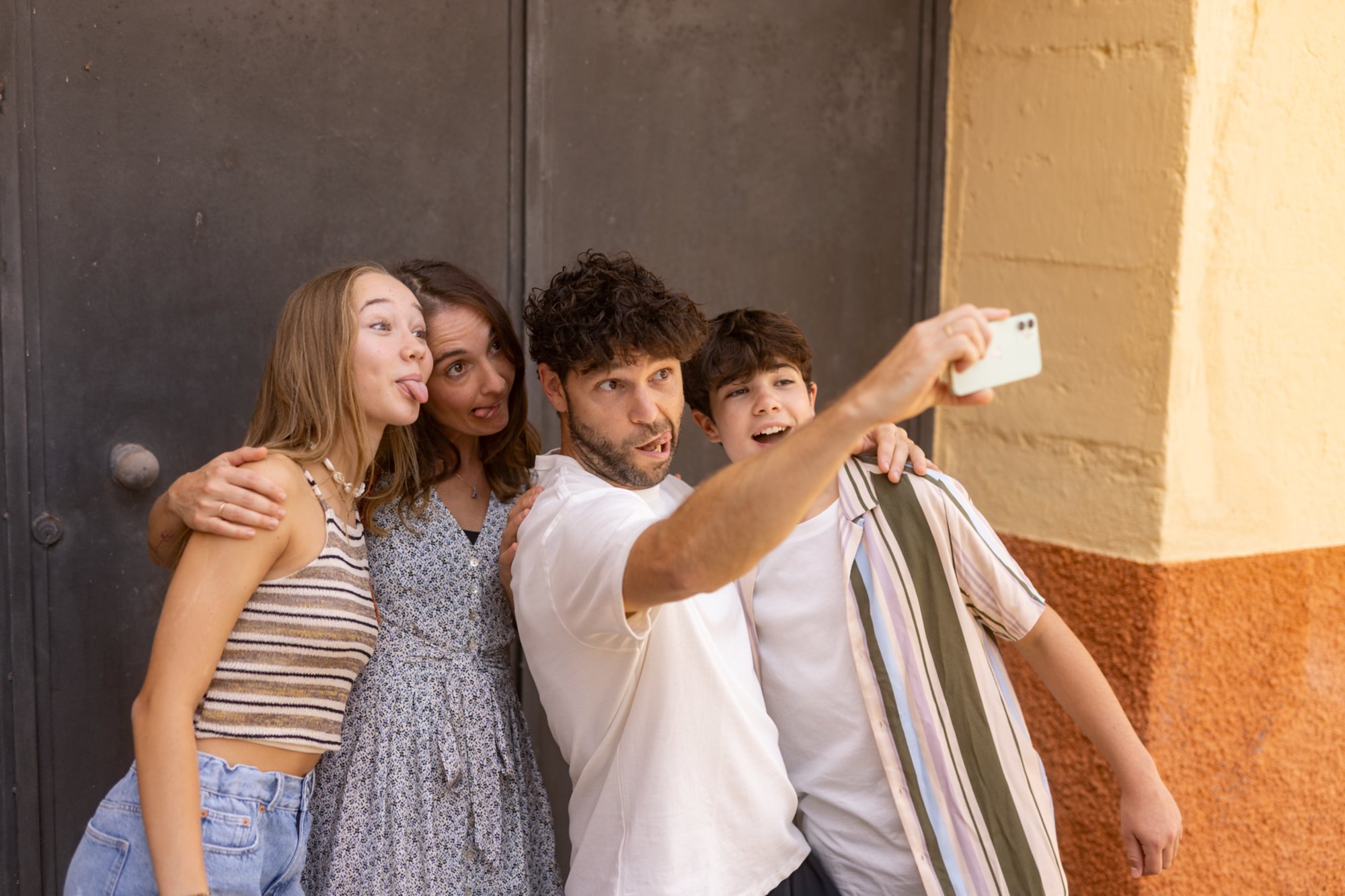 Familie macht ein freches Gruppenfoto