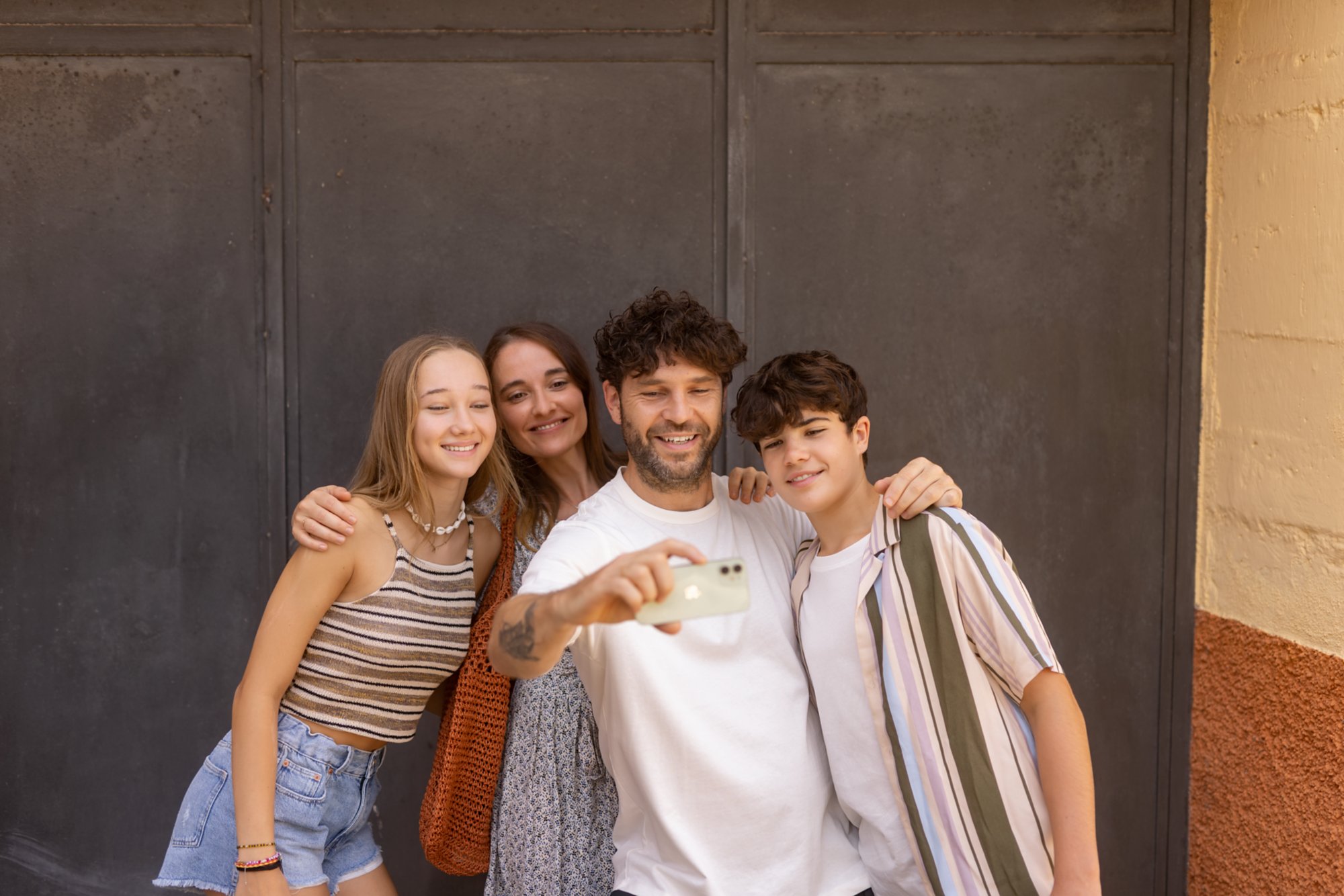 Familie macht Urlaubsselfie