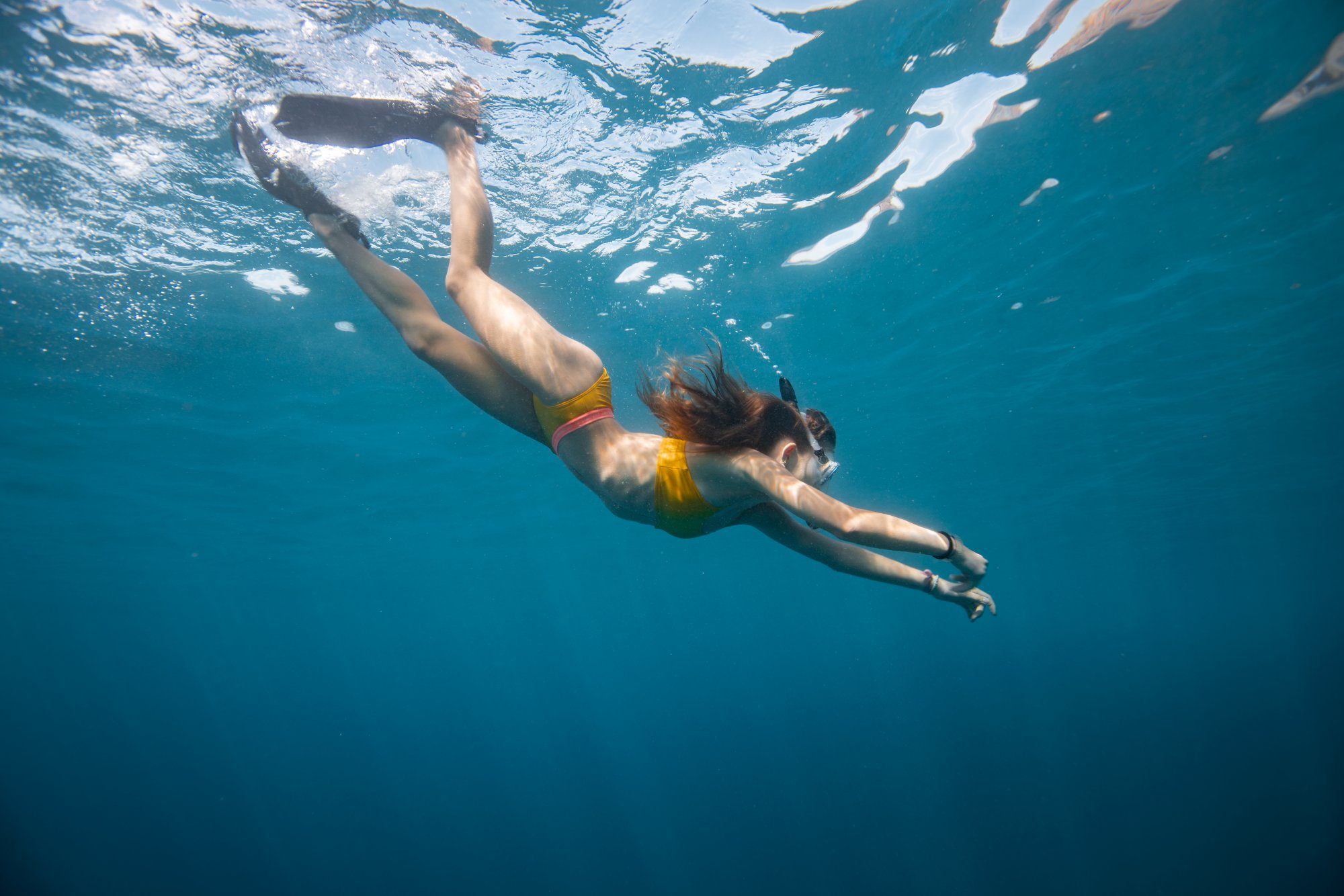 Frau taucht im Meer