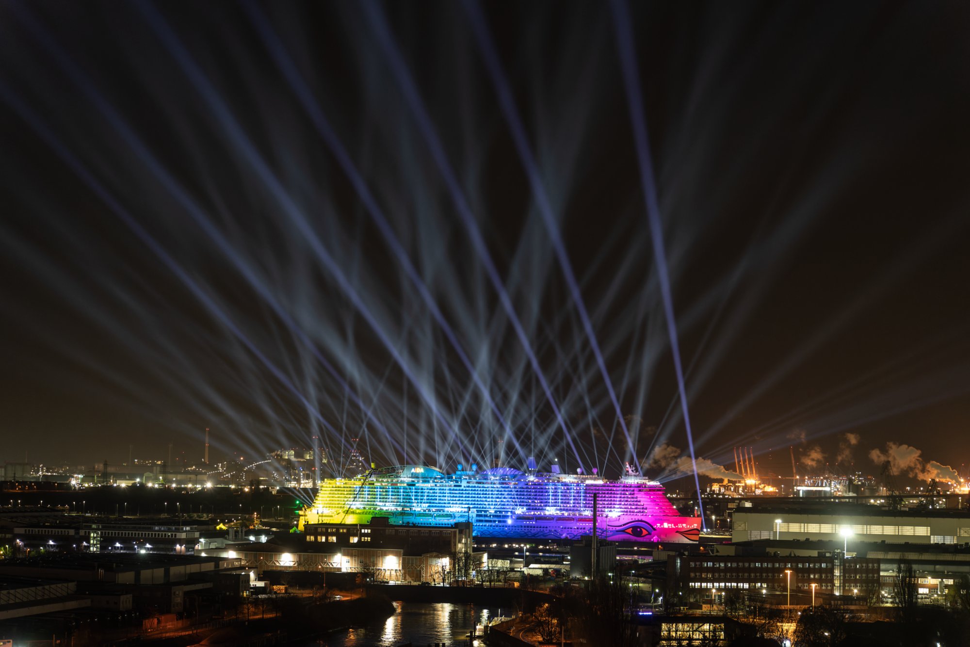 AIDA mit Lasershow im Hafen liegend