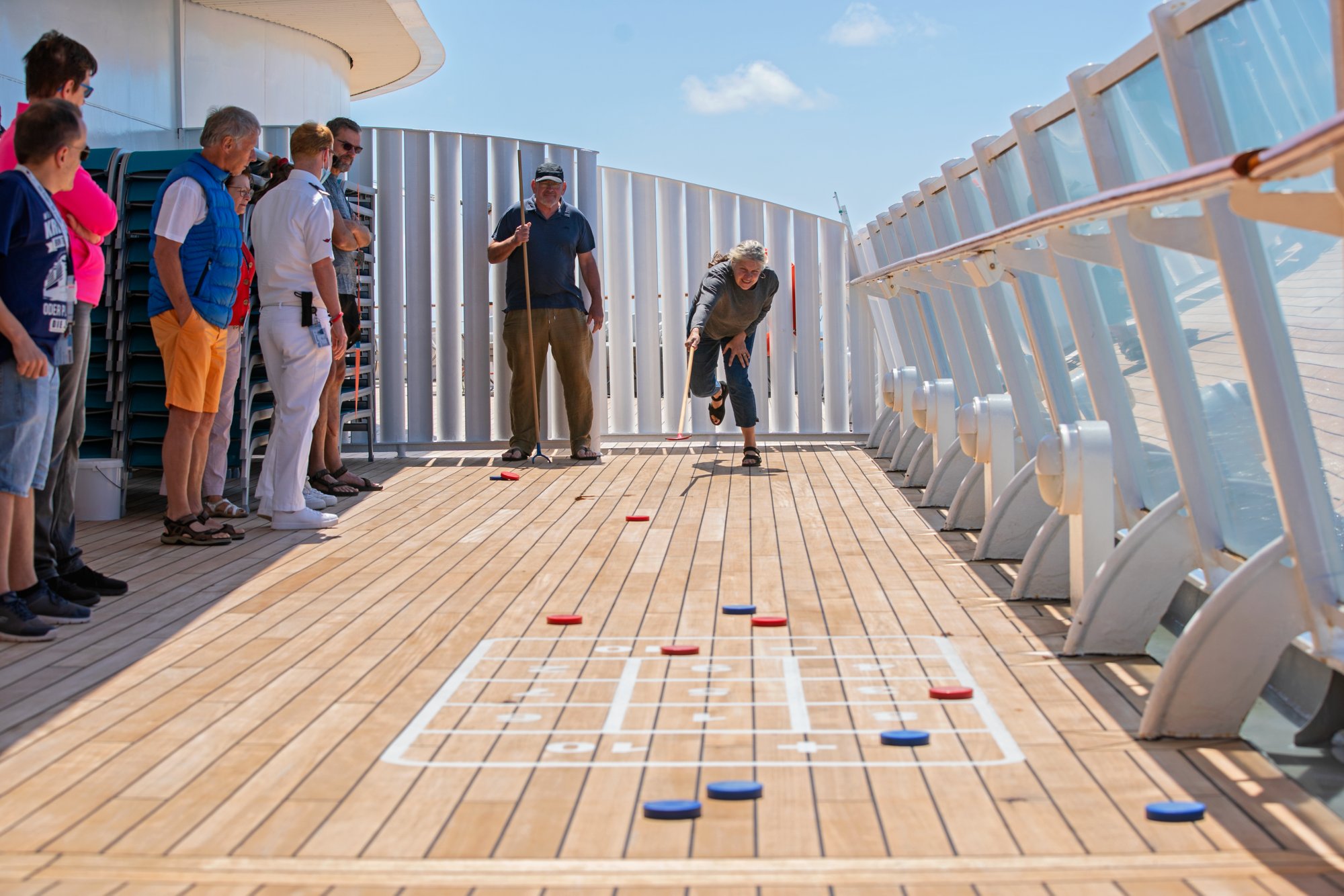 An Deck von AIDA wird auf dem Shuffleboard gespielt