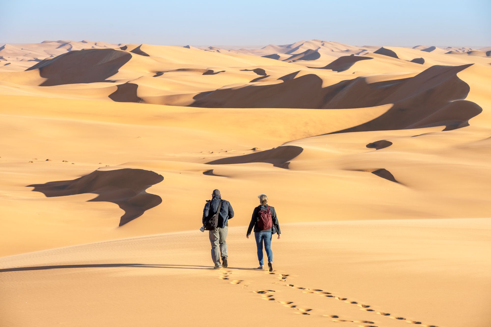Wanderer laufen durch die Namib-Wüste