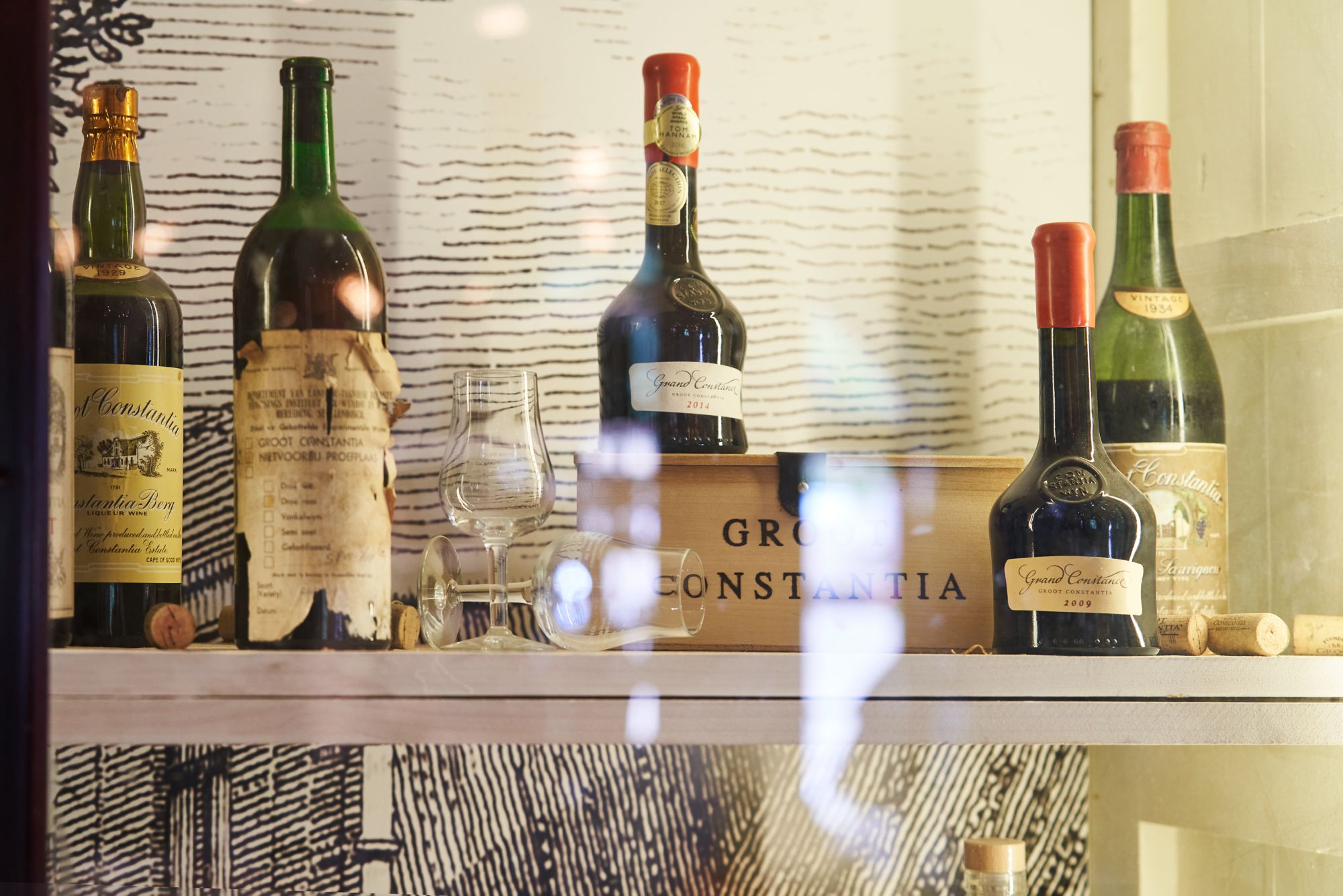 Spirituose, Alkoholflaschen in der Vitrine