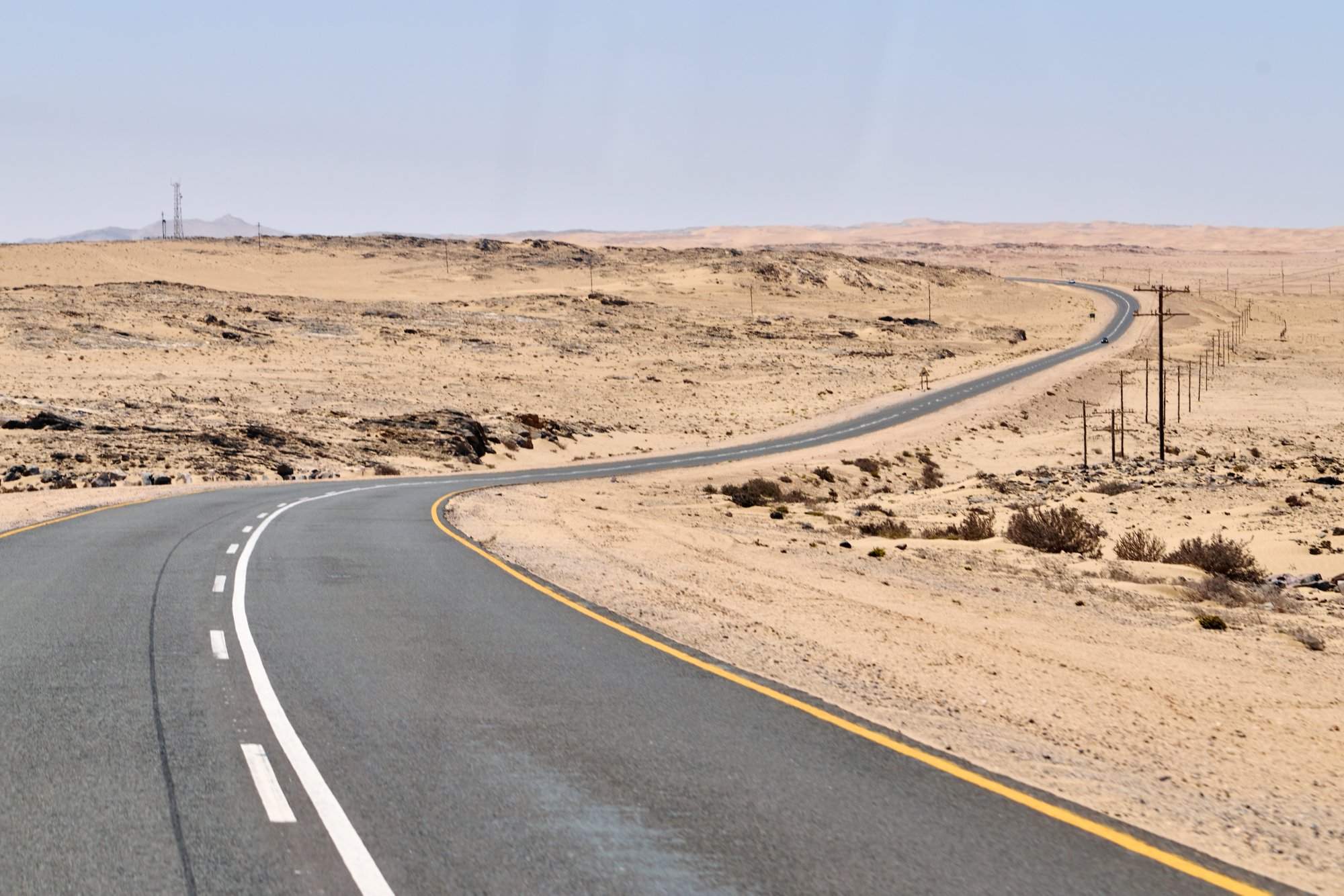 Eine Straße führt durch eine Wüste