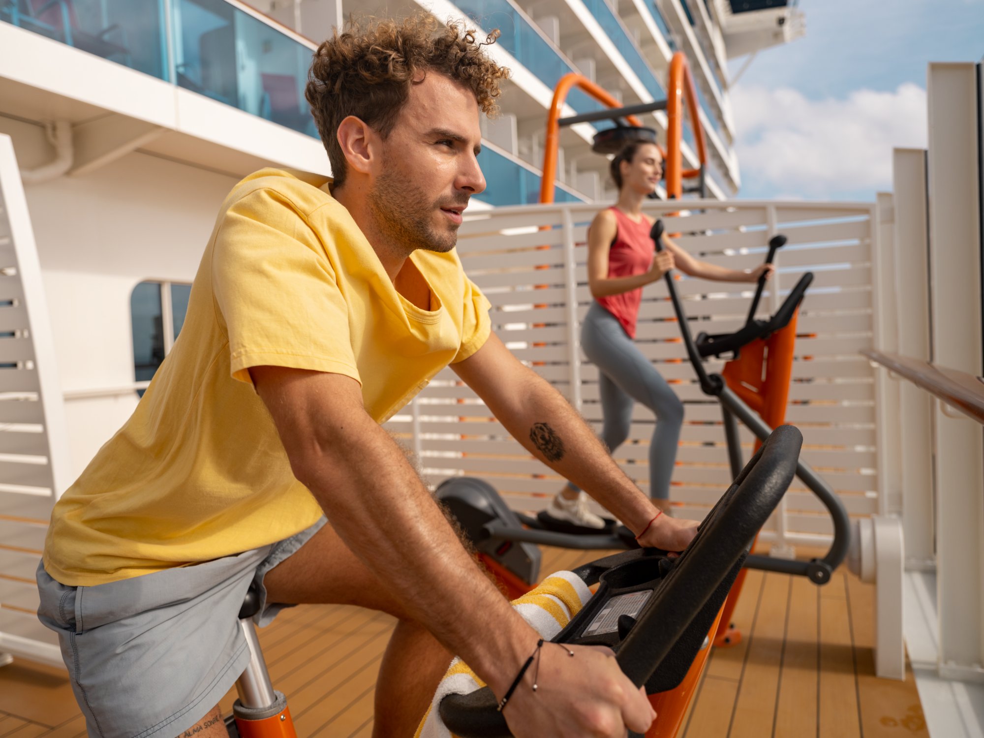 Paar an Bord im Fitnessbereich