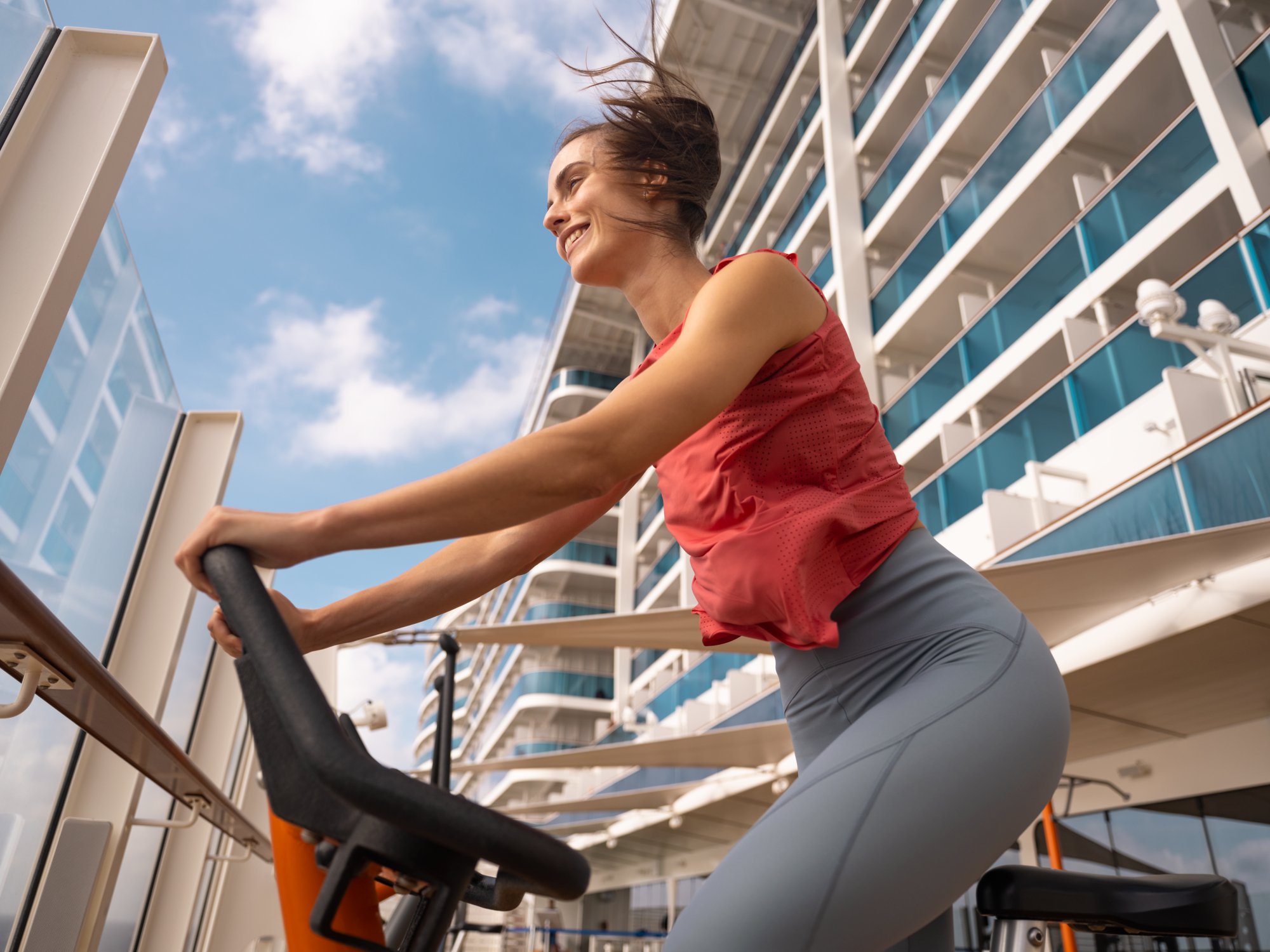 Frau auf dem Fahrradtrainer