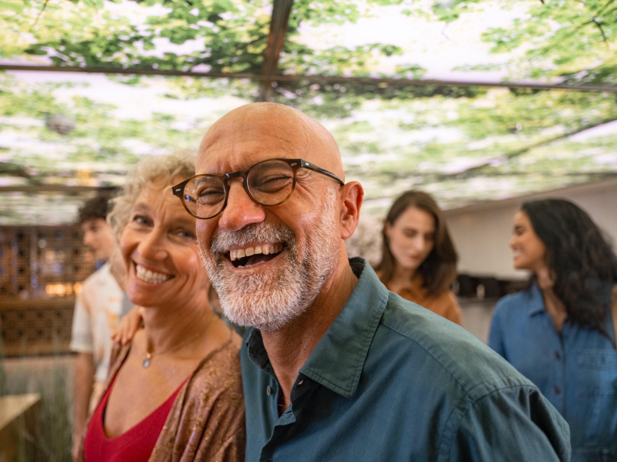 Mann und Frau lachen herzhaft