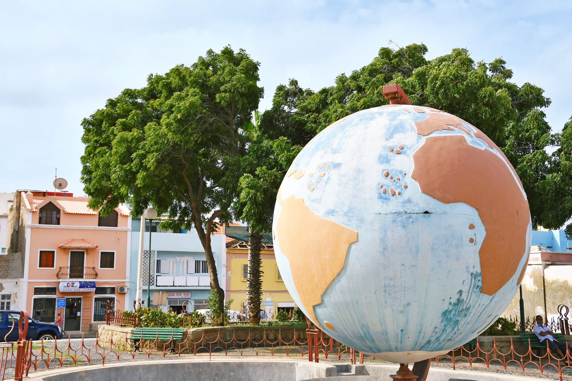 Ein Globus steht in einer Stadt