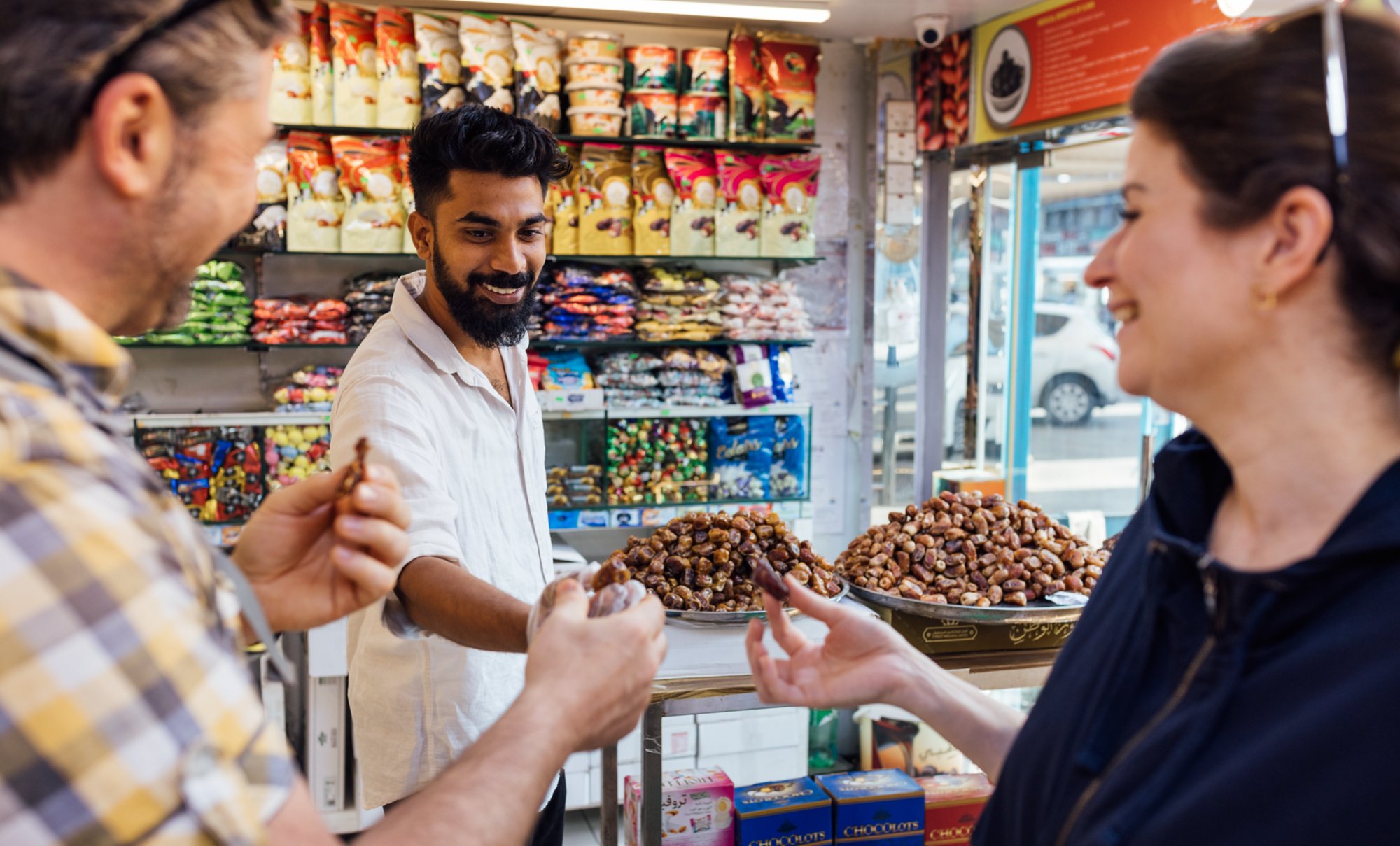 Ein Paar probiert Datteln in einem orientalischen Shop