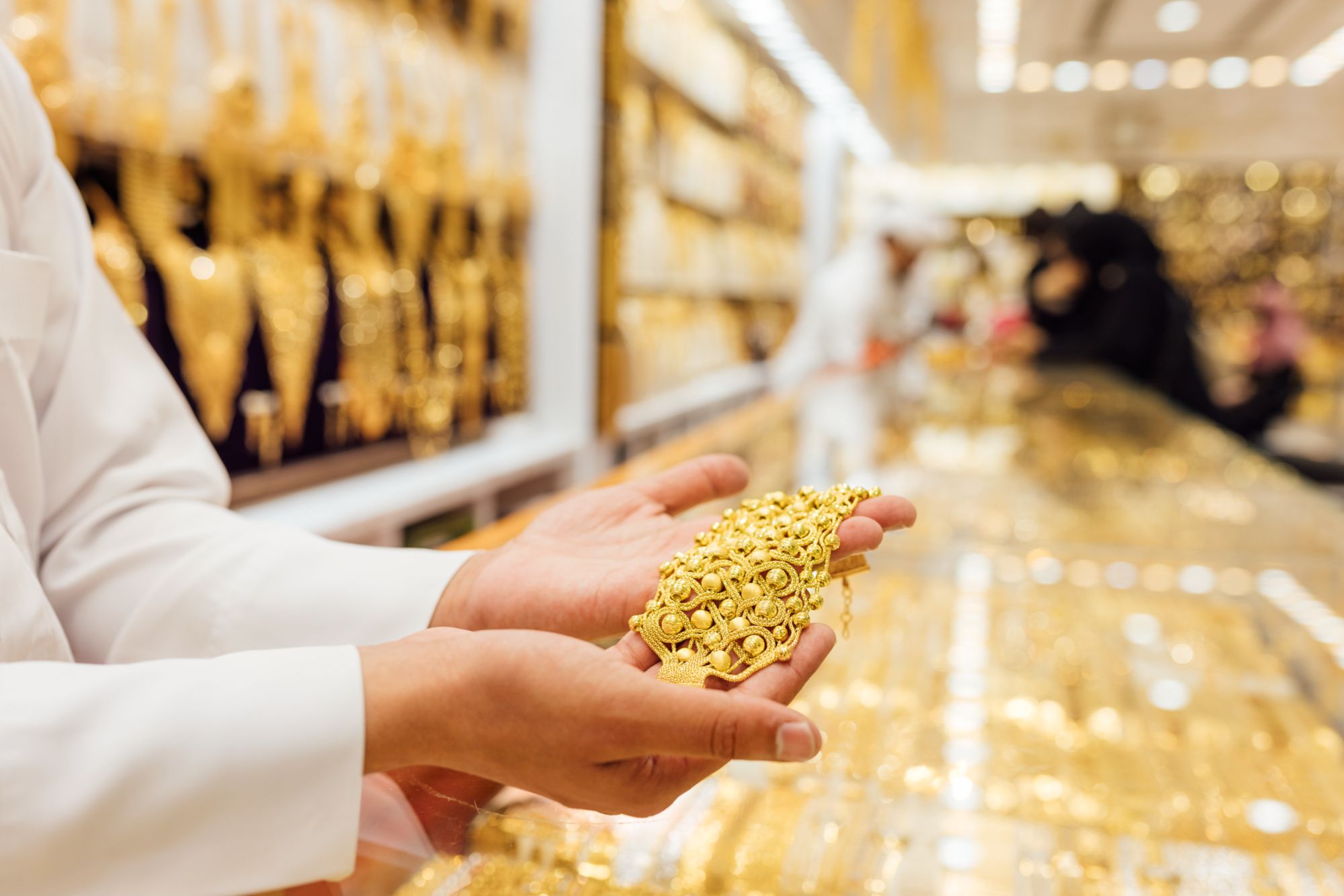 Goldschmuck in der Hand