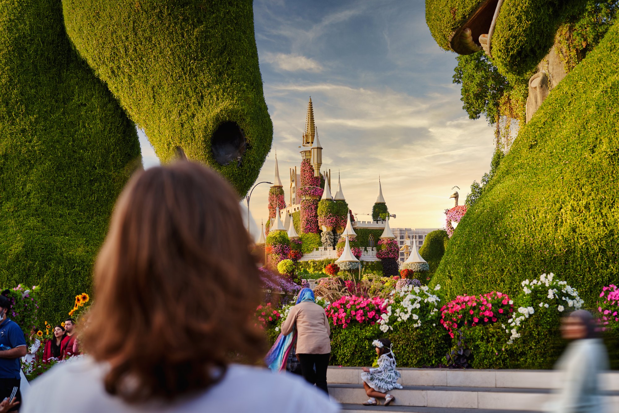 Frau im Dubai Miracle Garden