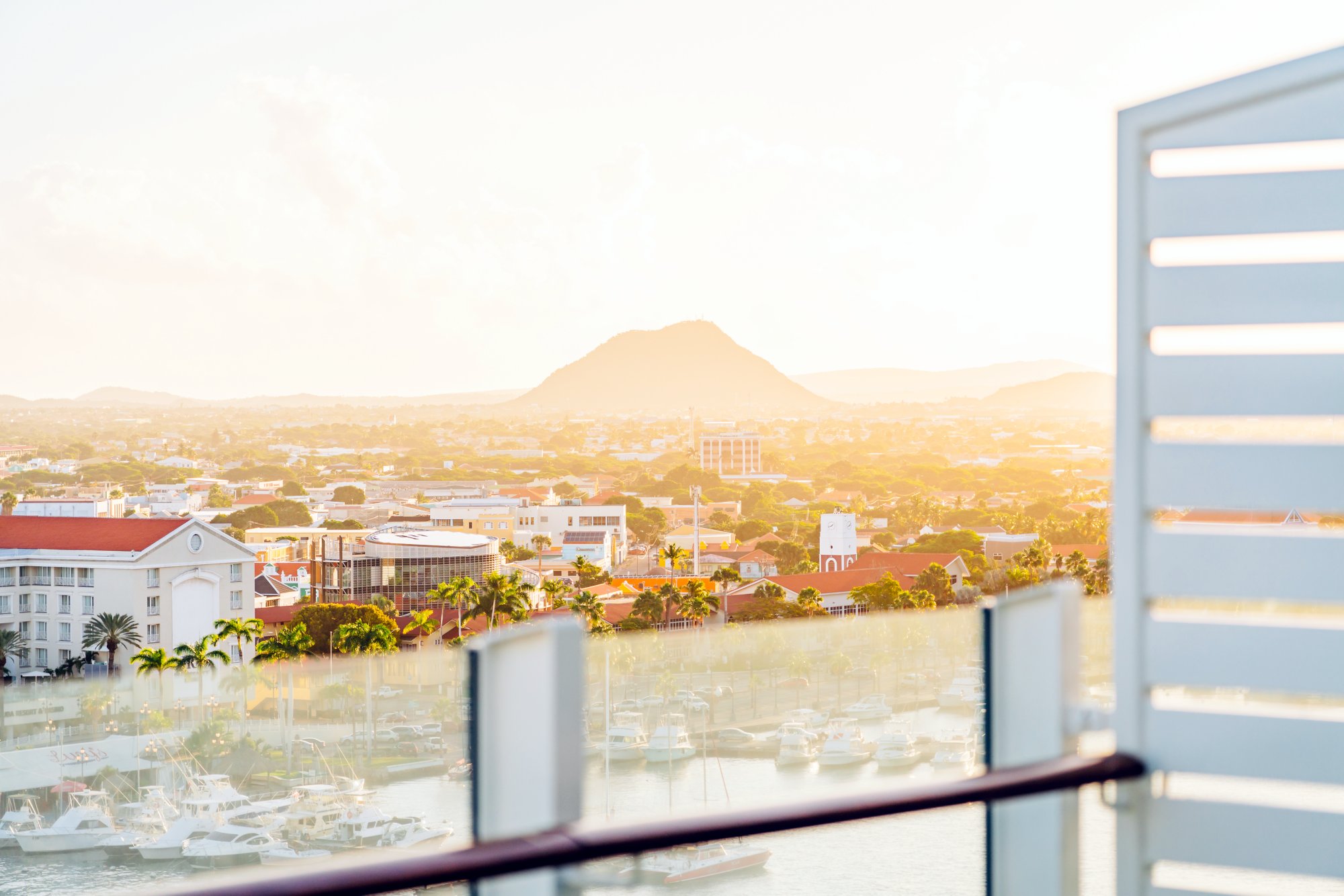 Einlaufen auf Aruba mit Blick auf Oranjestad