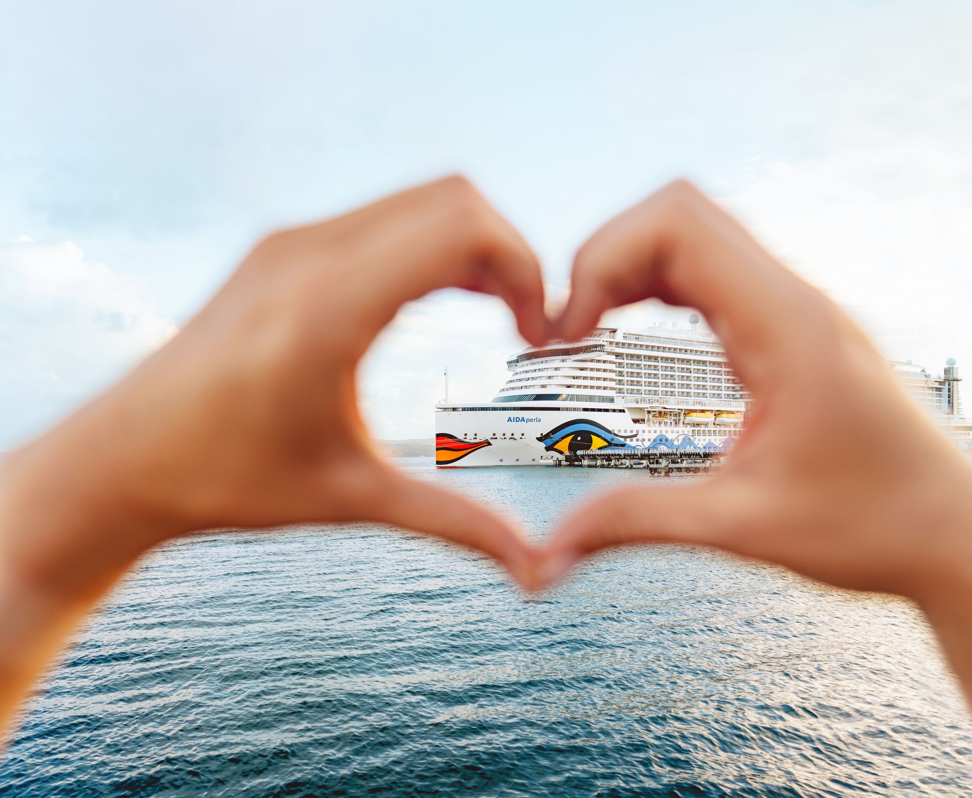 Herz aus Händen vor AIDA Schiff 