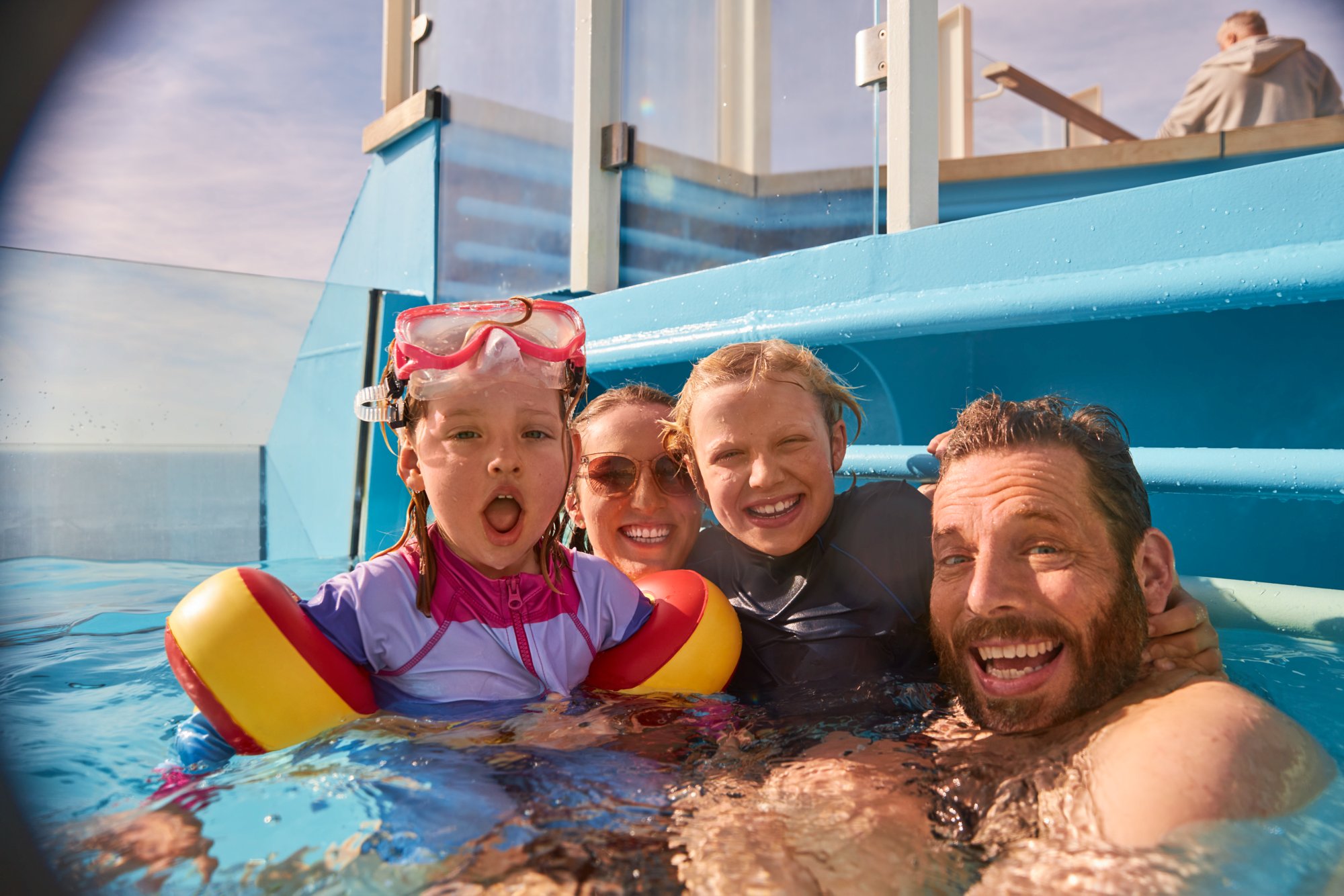 Familie mit zwei Kindern badet im Pool