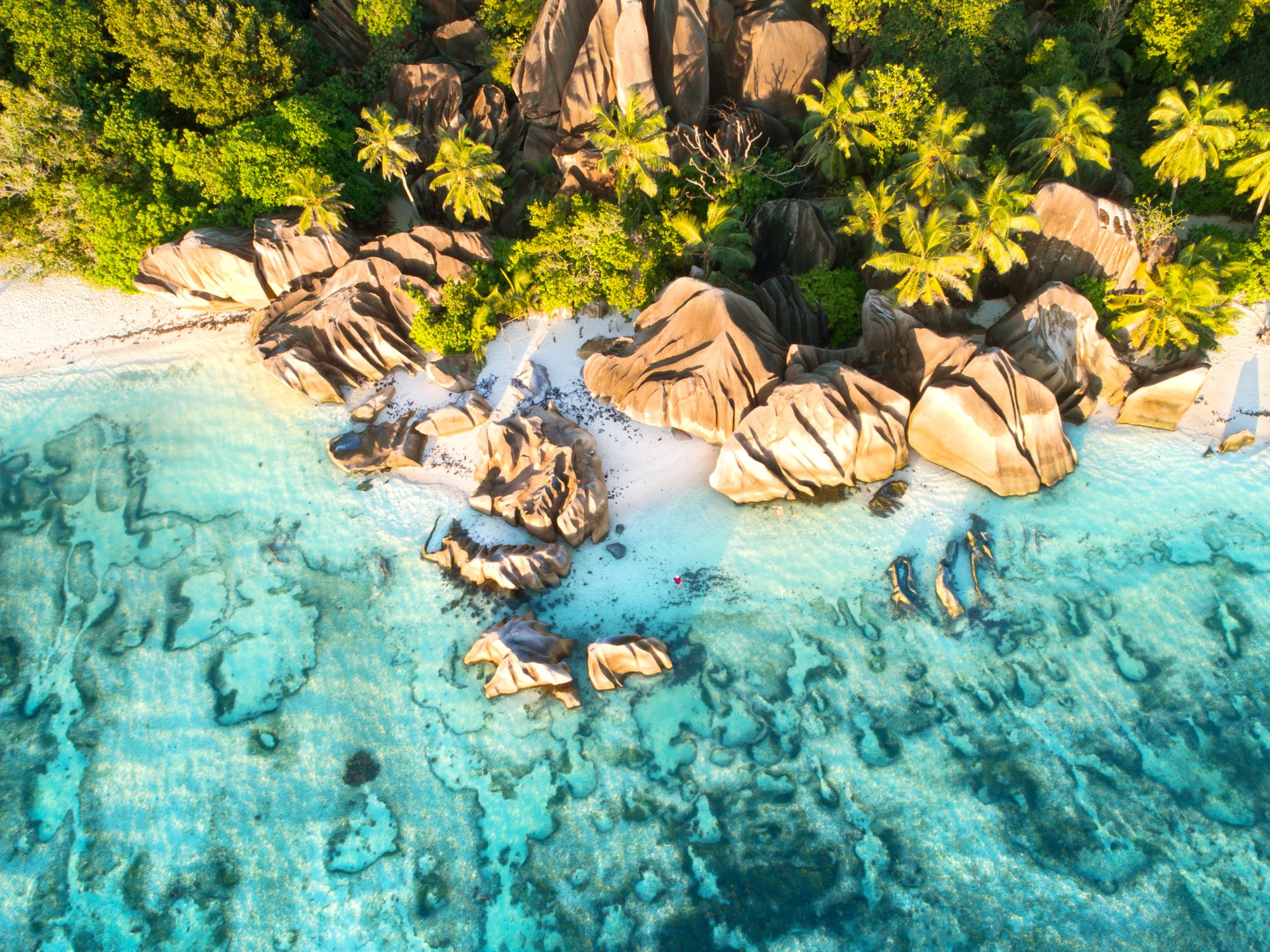 Typische Felsformation am Strand auf den Seychellen