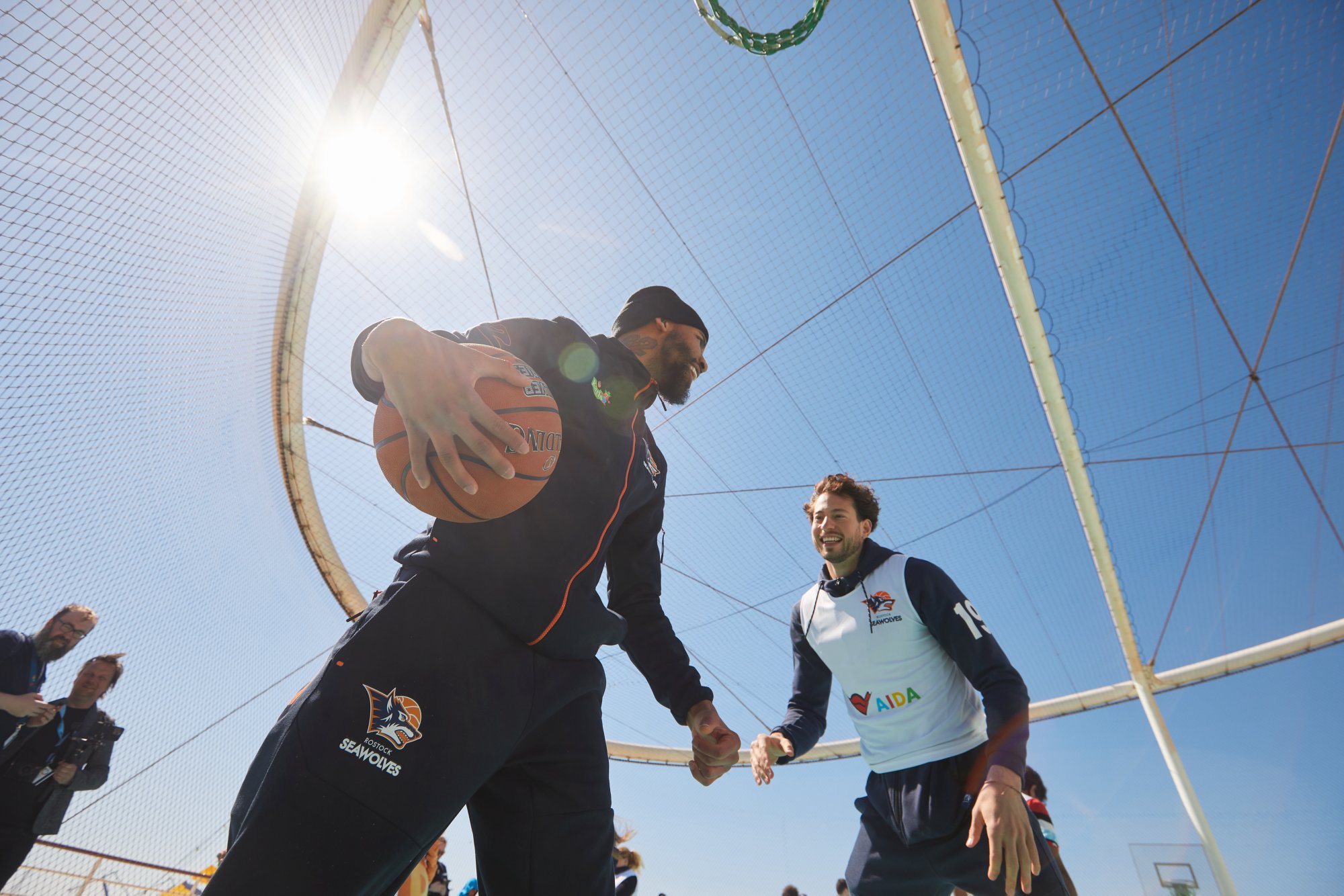 Männer spielen Basketball an Deck der AIDA