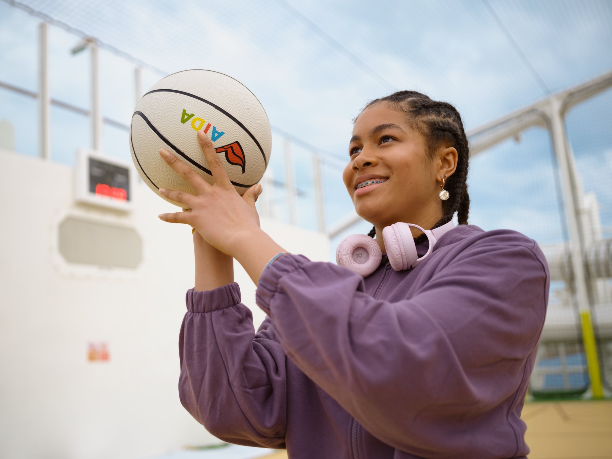 Mädchen spielt Basketball an Deck