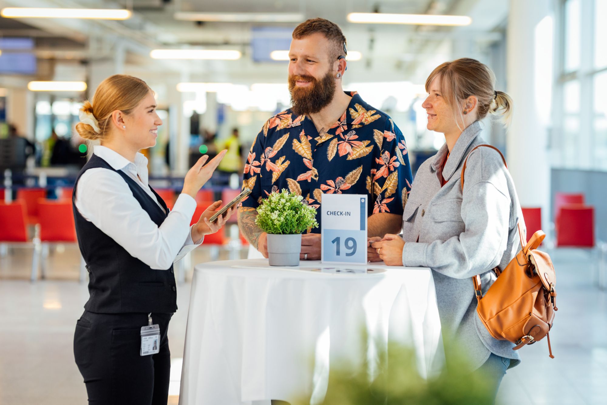 Check-in, Einchecken, Ankunft am Schiff, Hafenterminal, Reisen mit körperlichen Einschränkungen, barrierefrei, AIDAnova, 3.-10.06.2023, Kreuzfahrt, Kreuzschiff, Hafen, Kiel, Deutschland