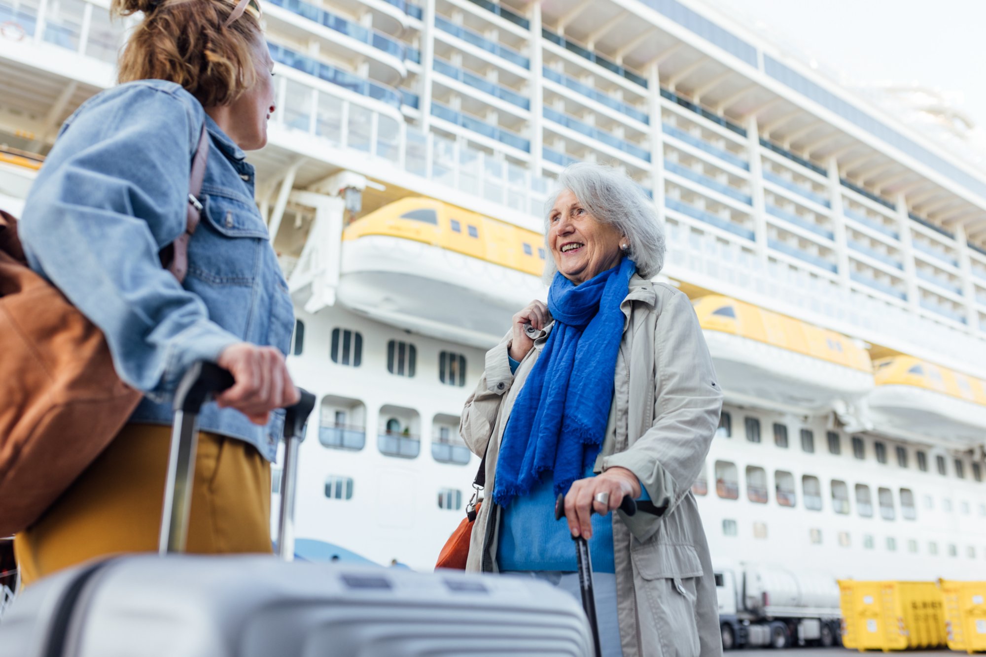 Zwei Frauen bei der Anreise vor dem Schiff