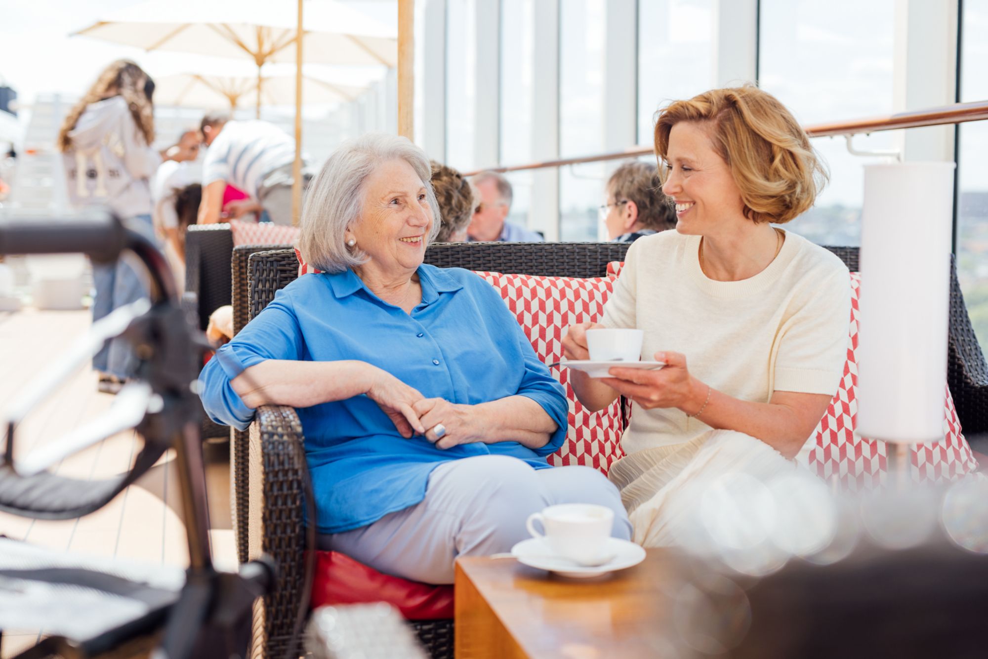 Pool Bar Deck 18, Café, Kaffee, Entspannung, Reisen mit körperlichen Einschränkungen, barrierefrei, AIDAnova, 3.-10.06.2023, Kreuzfahrt, Kreuzschiff, Hafen, Kiel, Deutschland