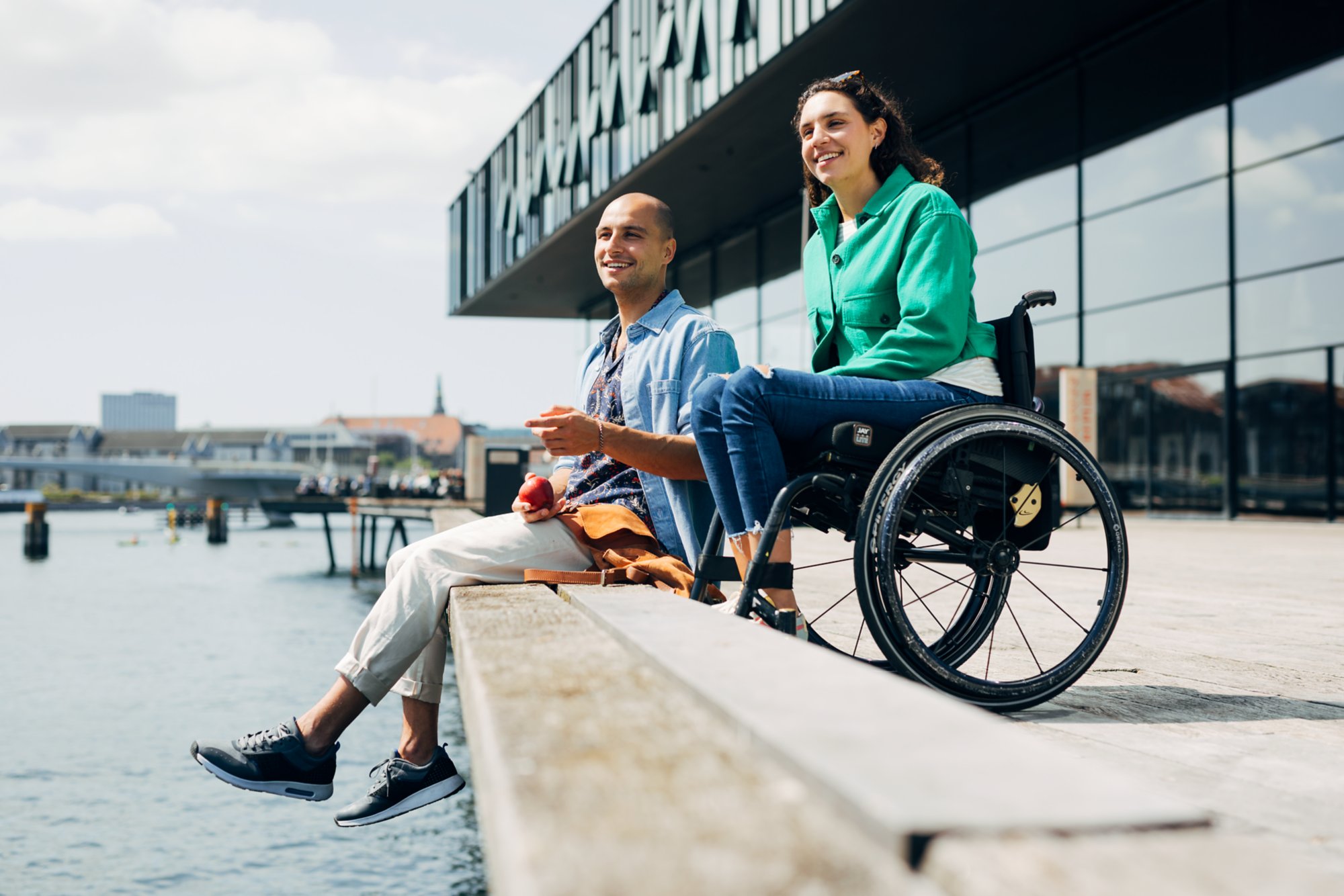 Paar sitzt in Kopenhagen am Wasser