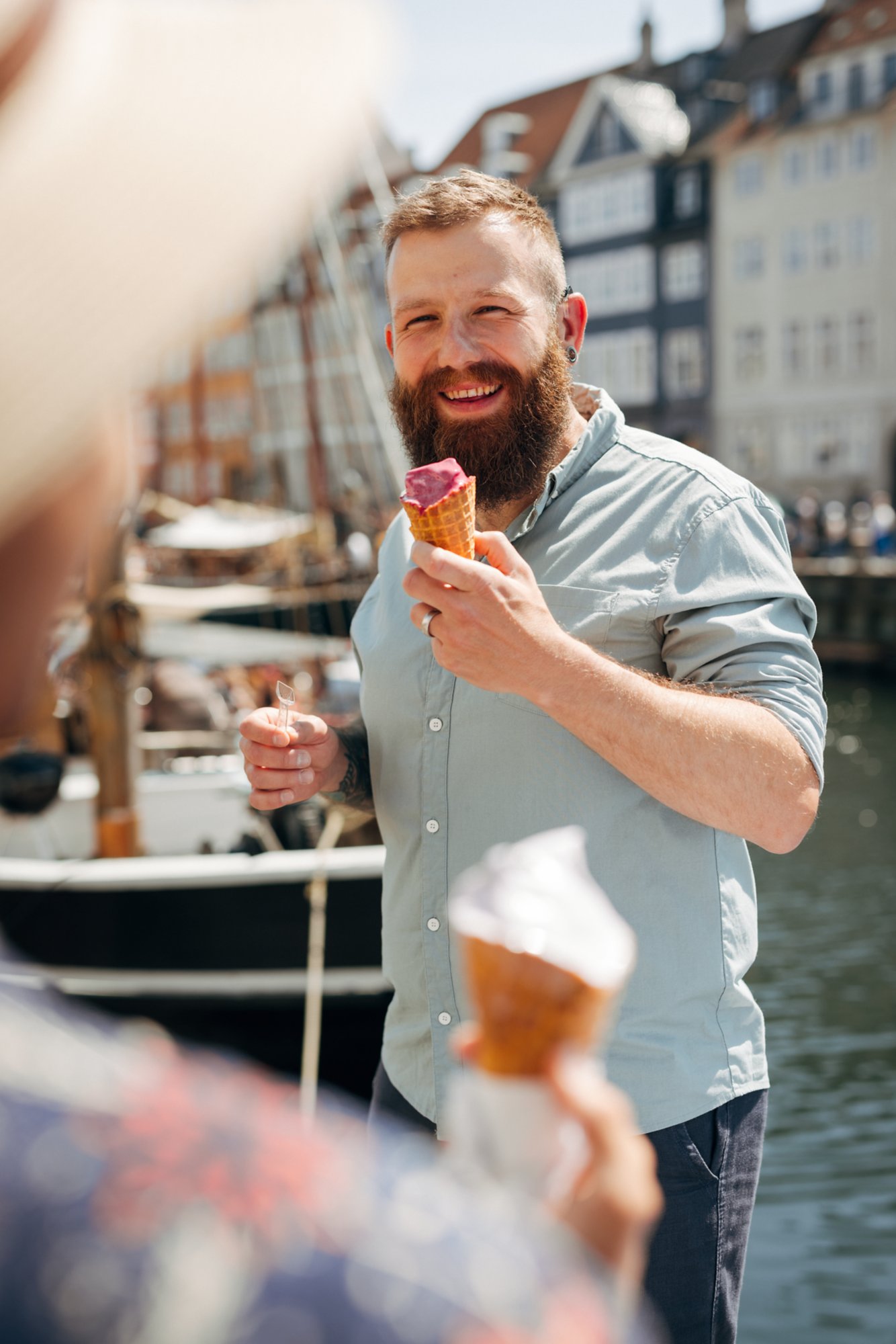 Mann isst eis in Kopenhagen 