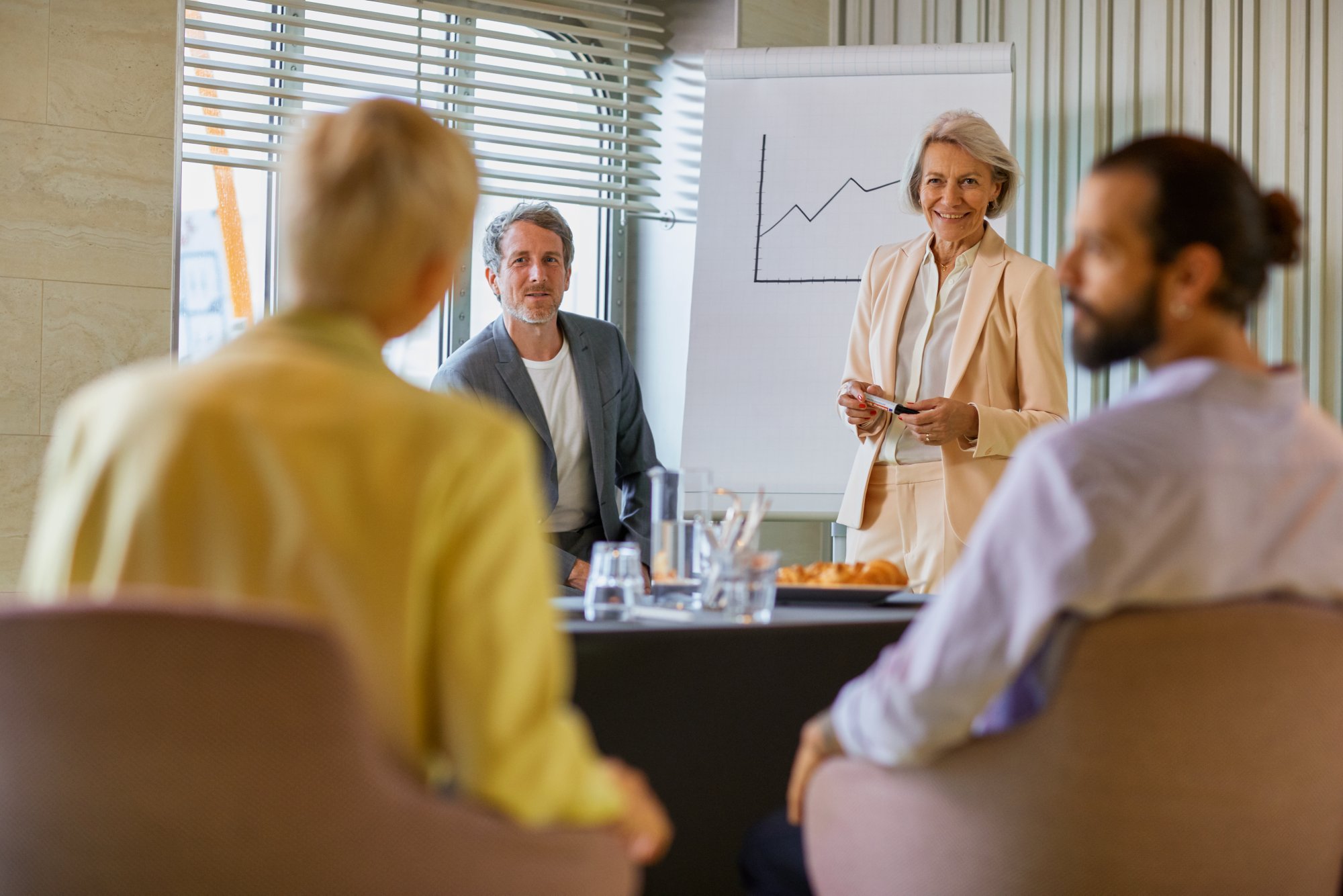 Vier Personen arbeiten in Konferenzraum