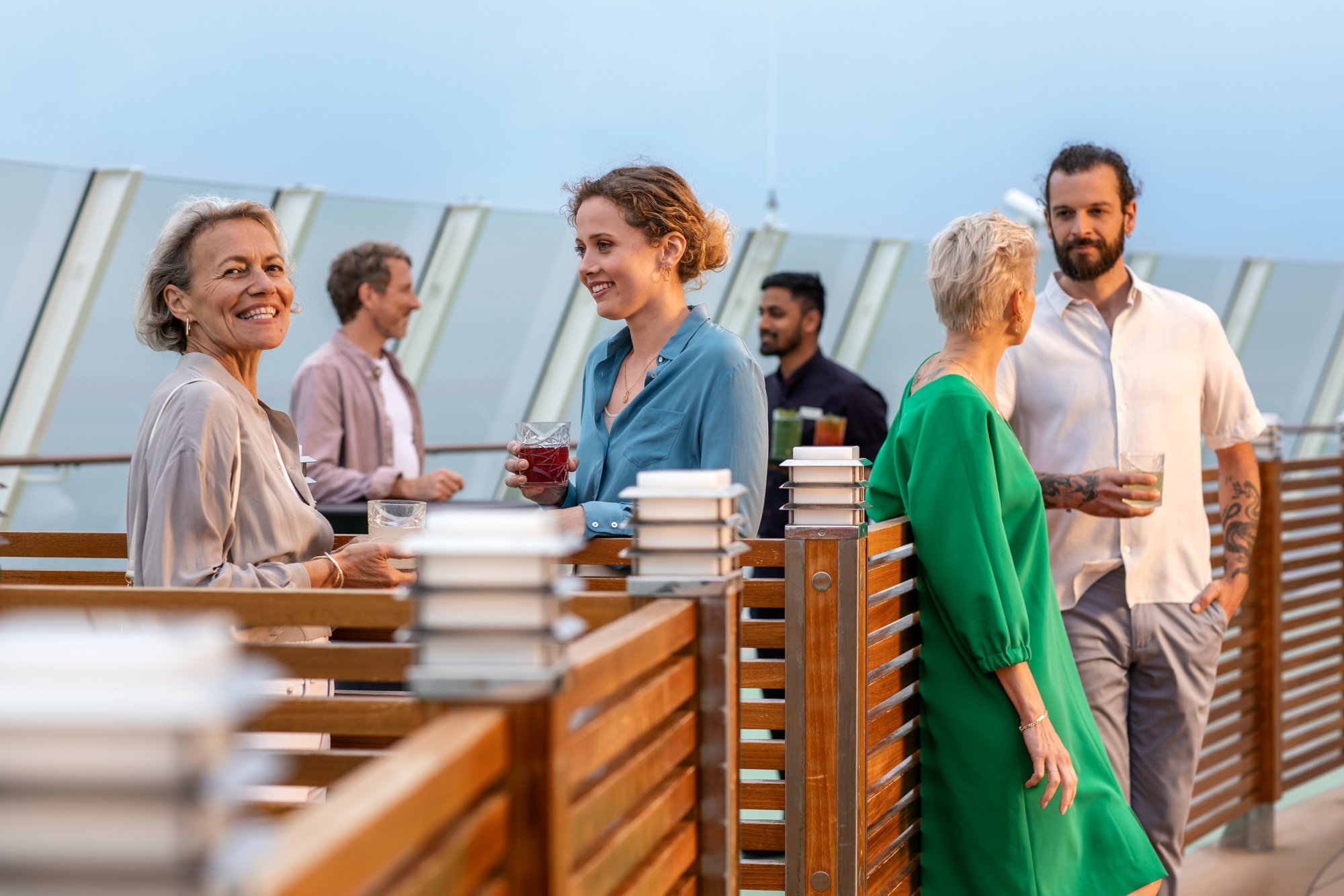 Gruppe unterhält sich an Bord von AIDA