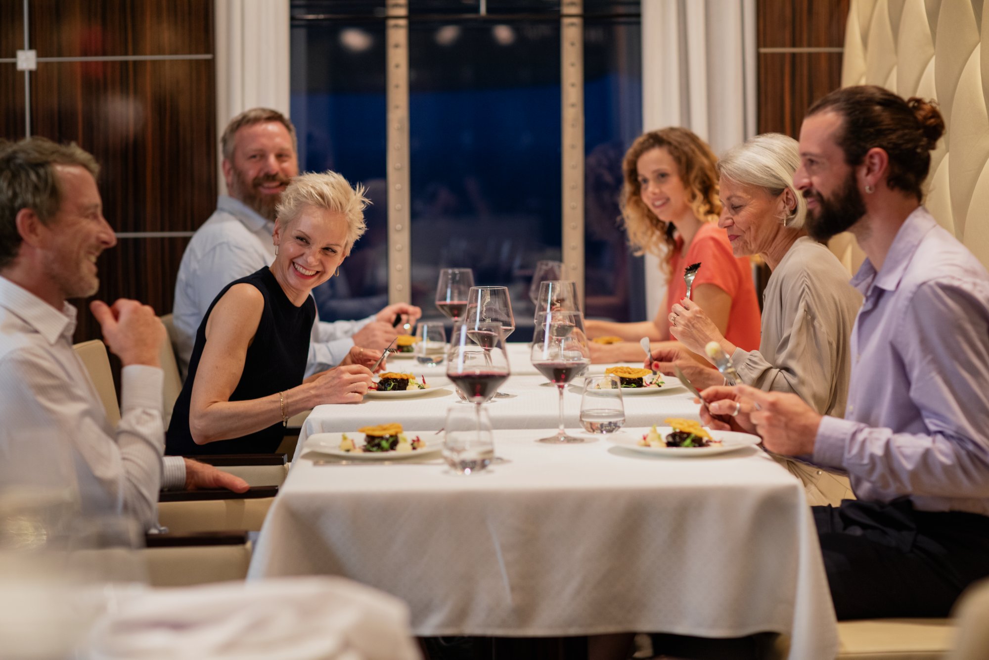 Gruppe sitzt im Restaurant und unterhält sich