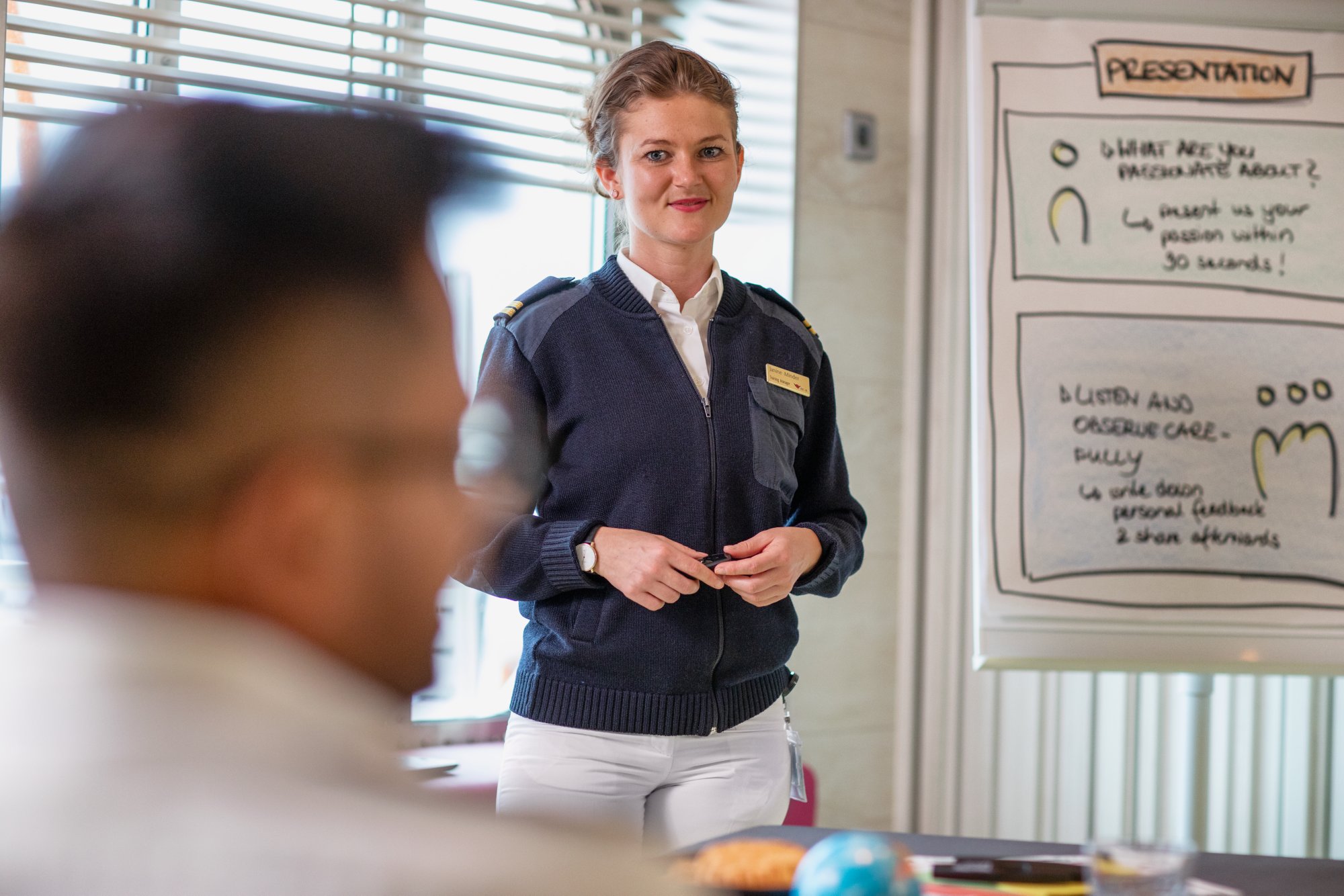AIDA HR Managerin vor einem Flipchart in einem Meeting 