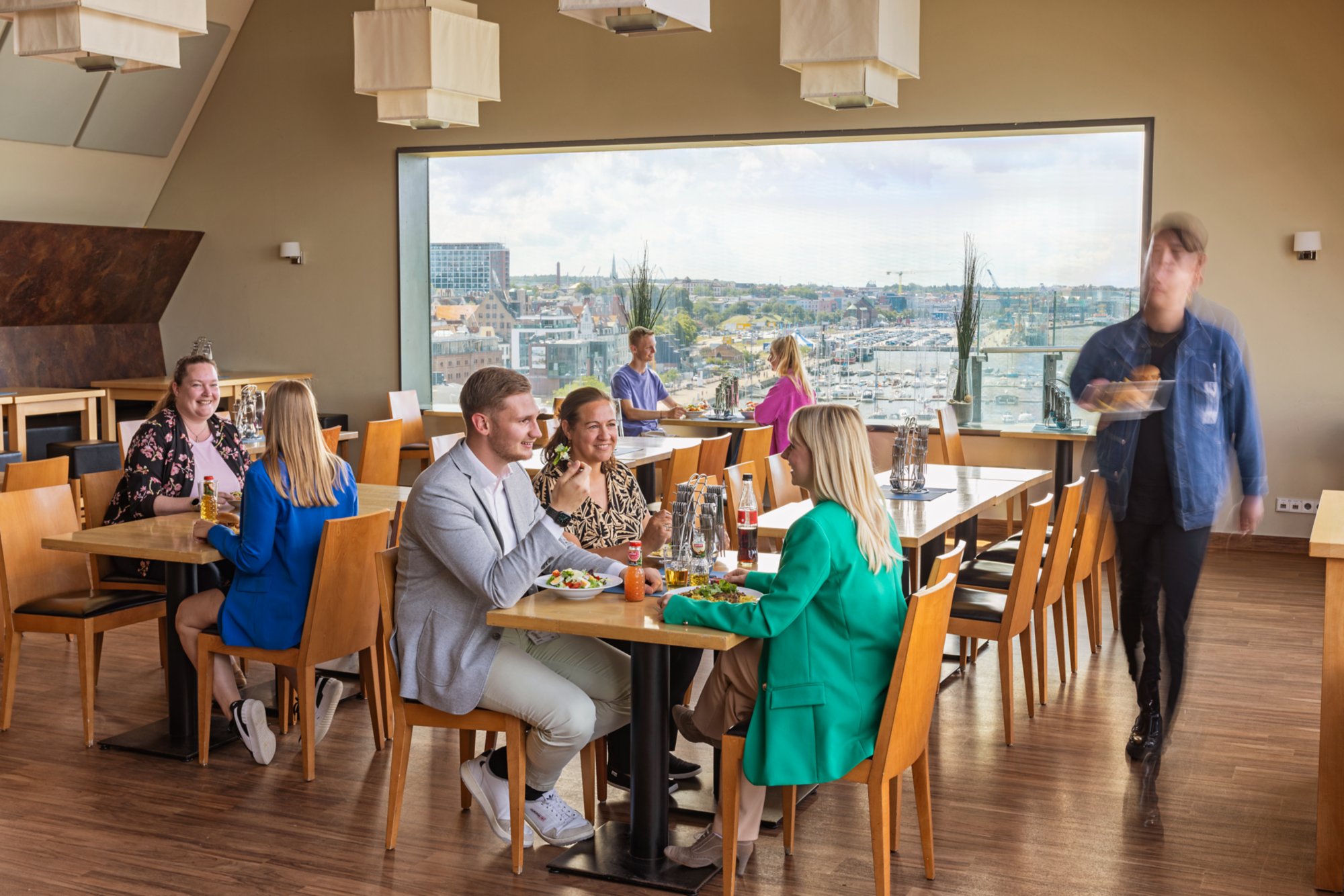 AIDA Mitarbeitende in der Kantine