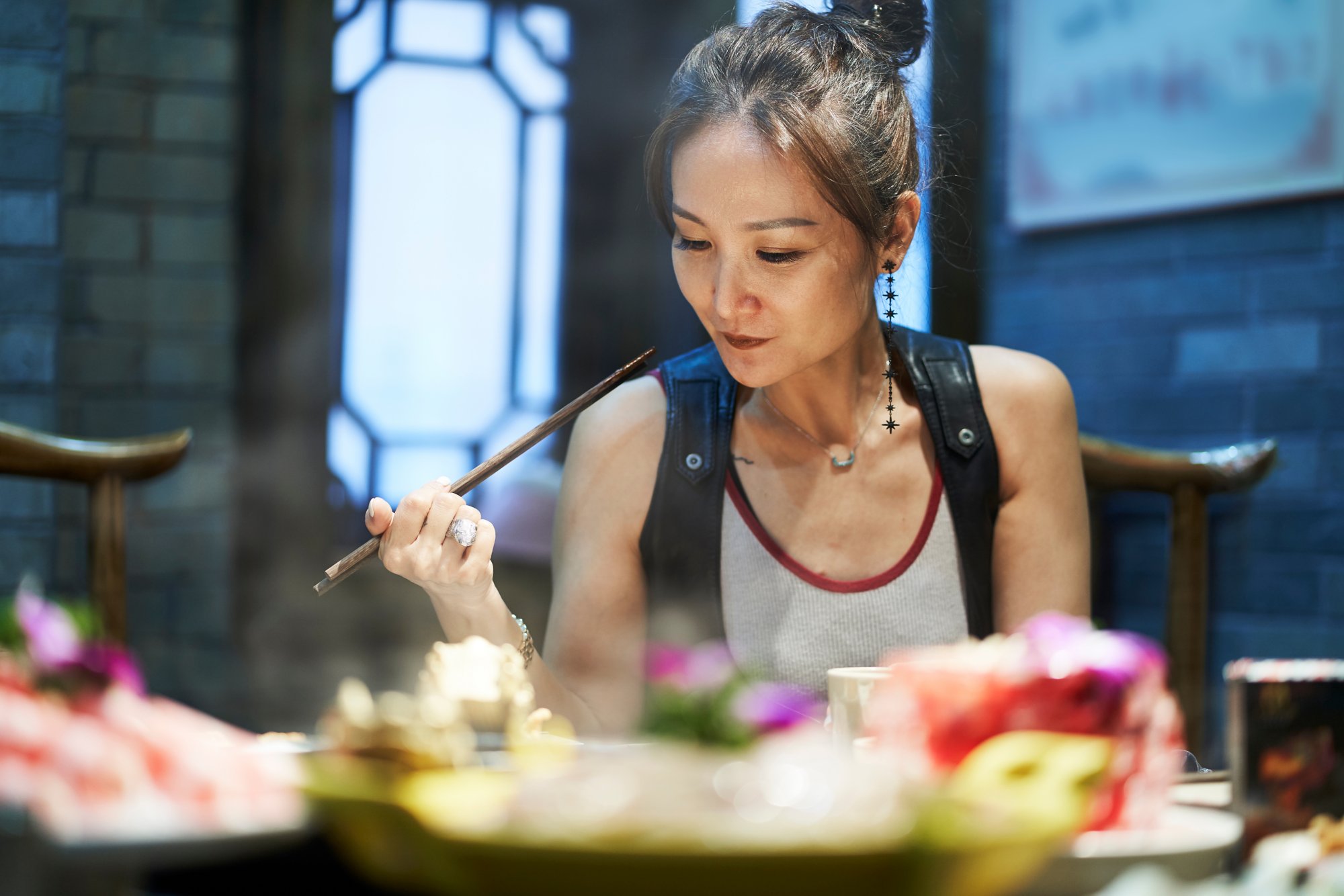 Asian beauty eating hot pot with friends in restaurant; Shutterstock ID 2099193187; purchase_order: BB23-27699jk; job: ; client: AIDA Cruises GmbH; other: 