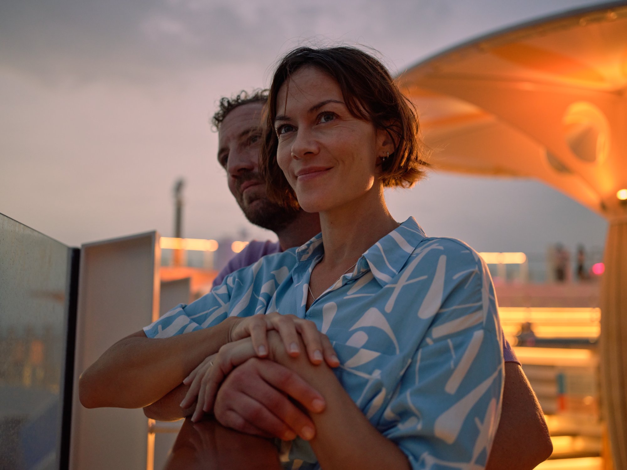 Ein Paar steht an Bord von AIDA