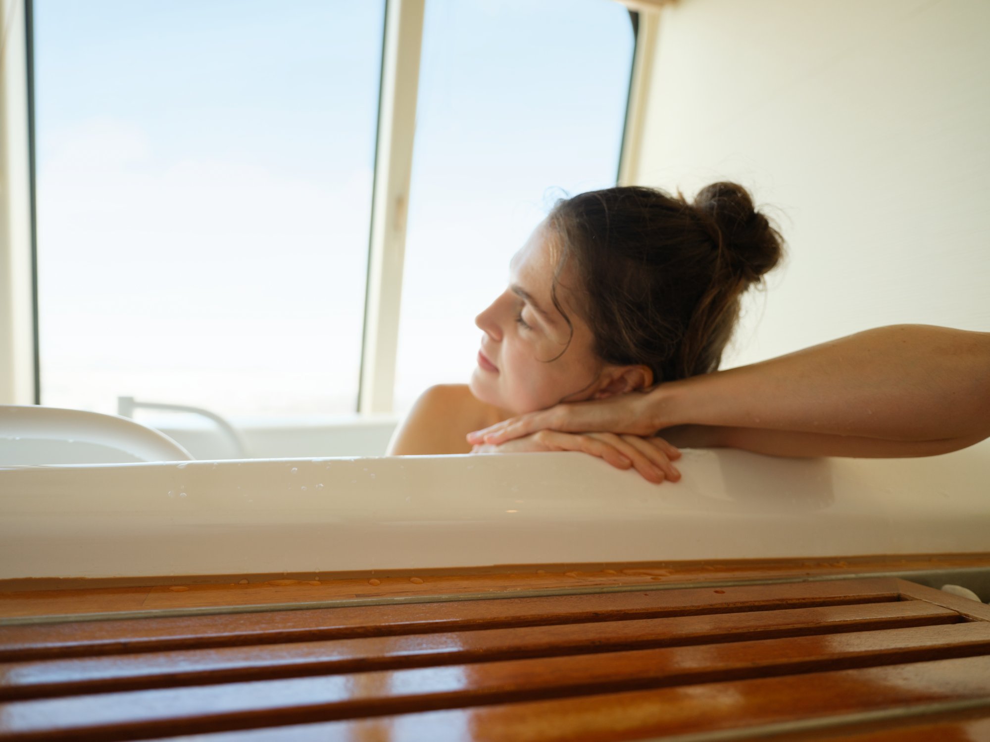 Eine Frau liegt in einer Badewanne und träumt