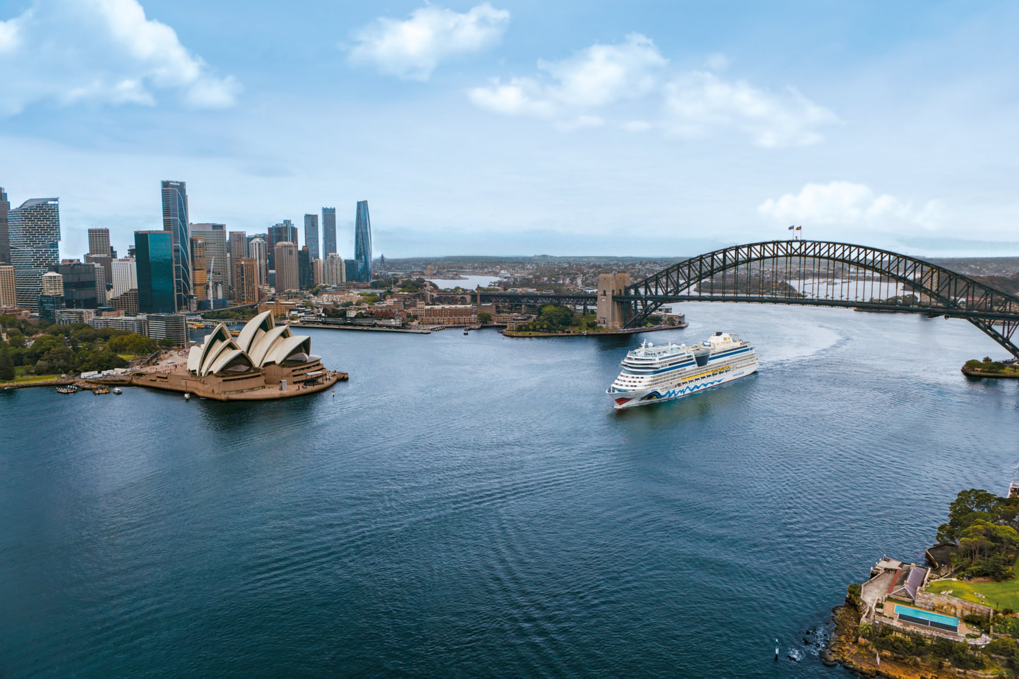 AIDAmar fährt in den Hafen in Sydney