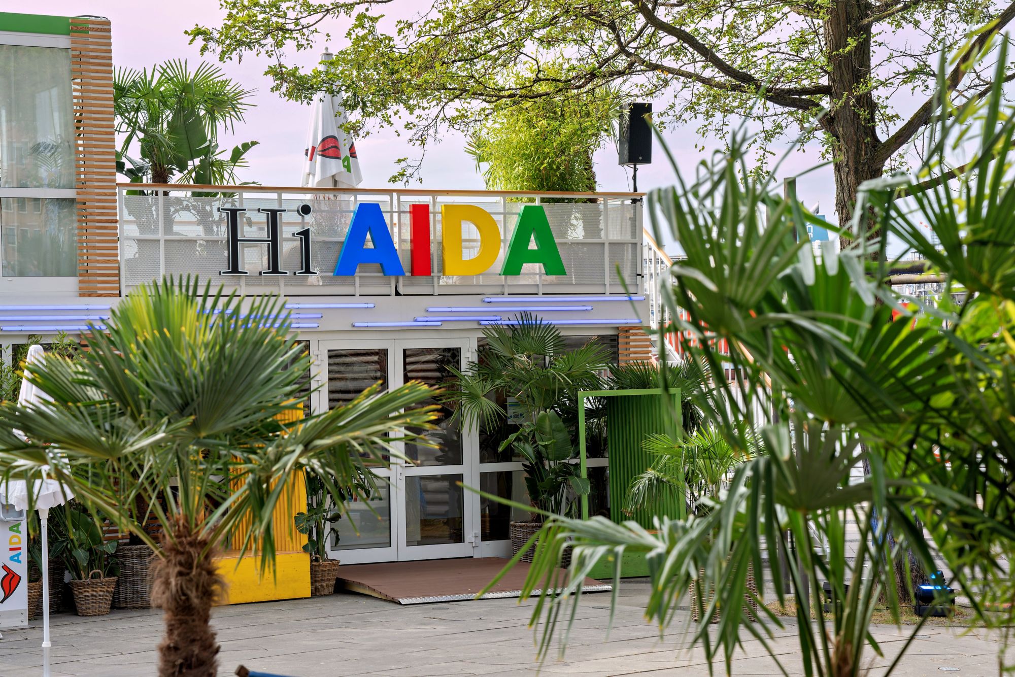 Fernweh pur zum 837. HAFENGEBURTSTAG HAMBURG: AIDA Cruises präsentiert sich mit drei Schiffen und großer Urlaubswelt an Land