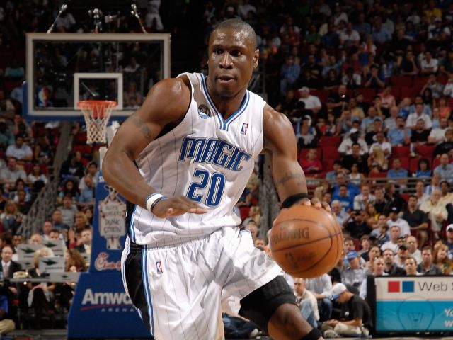 Ein Spieler der Orlando Magic während eines Spiels beim Dribbeln
