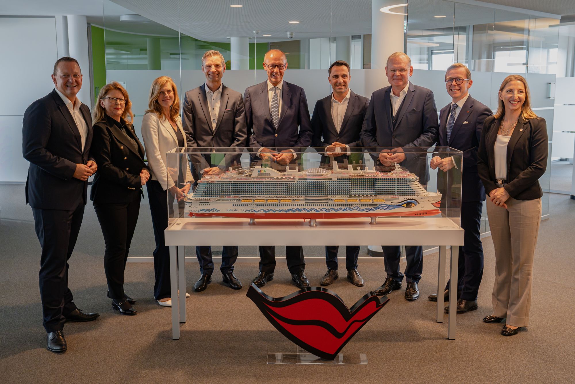 Wirtschaft im Dialog - Bundeskanzler Merz besucht AIDA 