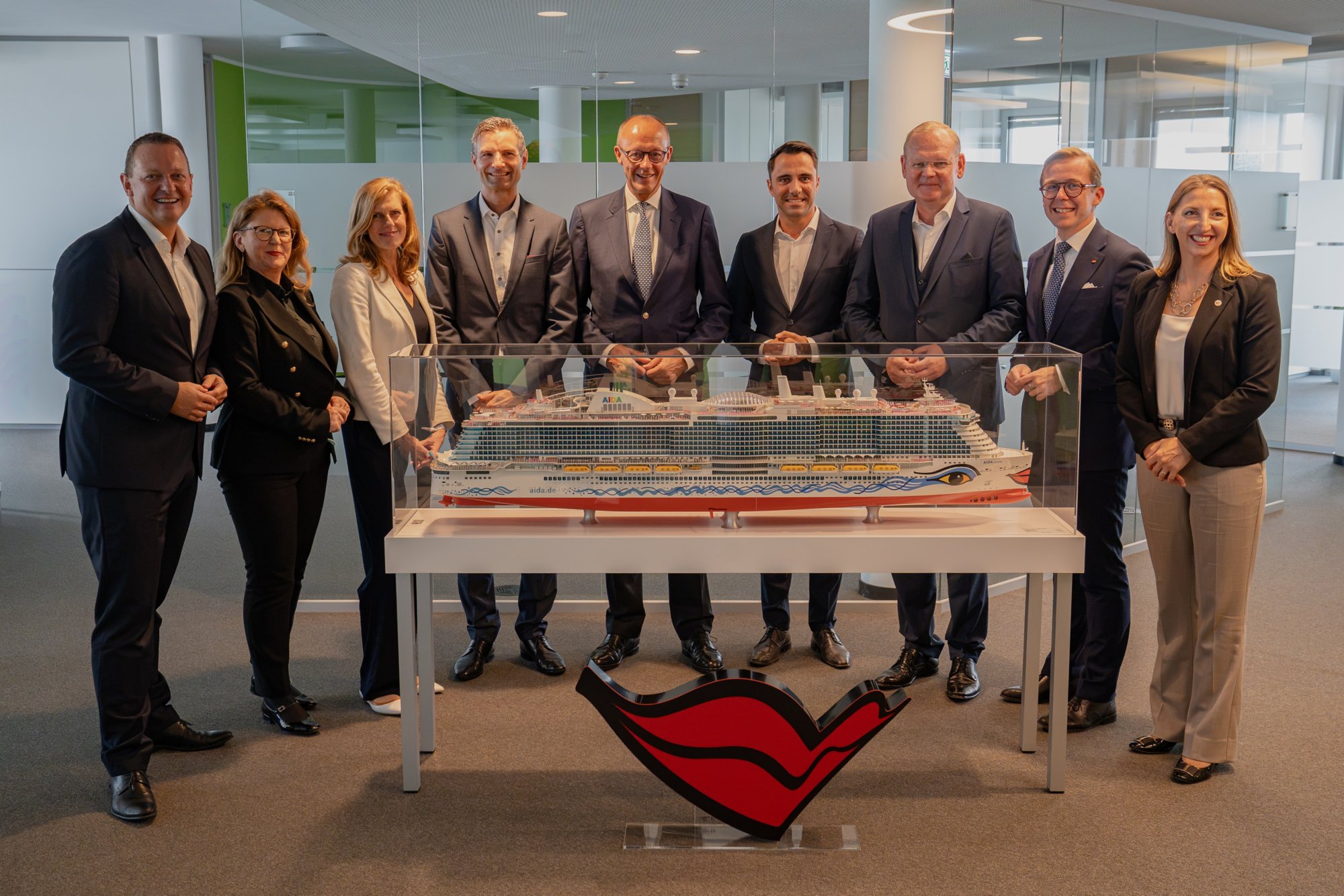 Wirtschaft im Dialog - Bundeskanzler Merz besucht AIDA 