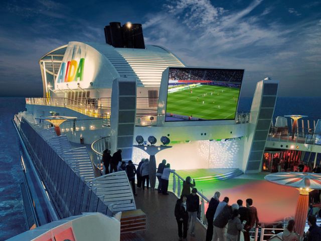 AIDA präsentiert den Kult-Fußballtalk „Doppelpass on Cruise“ zur Fußball-WM 2026  
