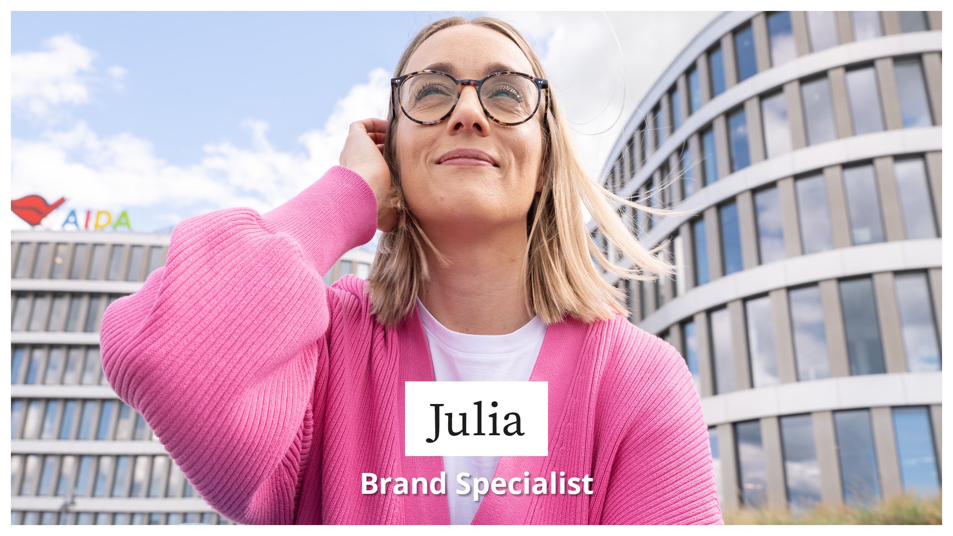 Julia Jautze vor dem AIDAhome