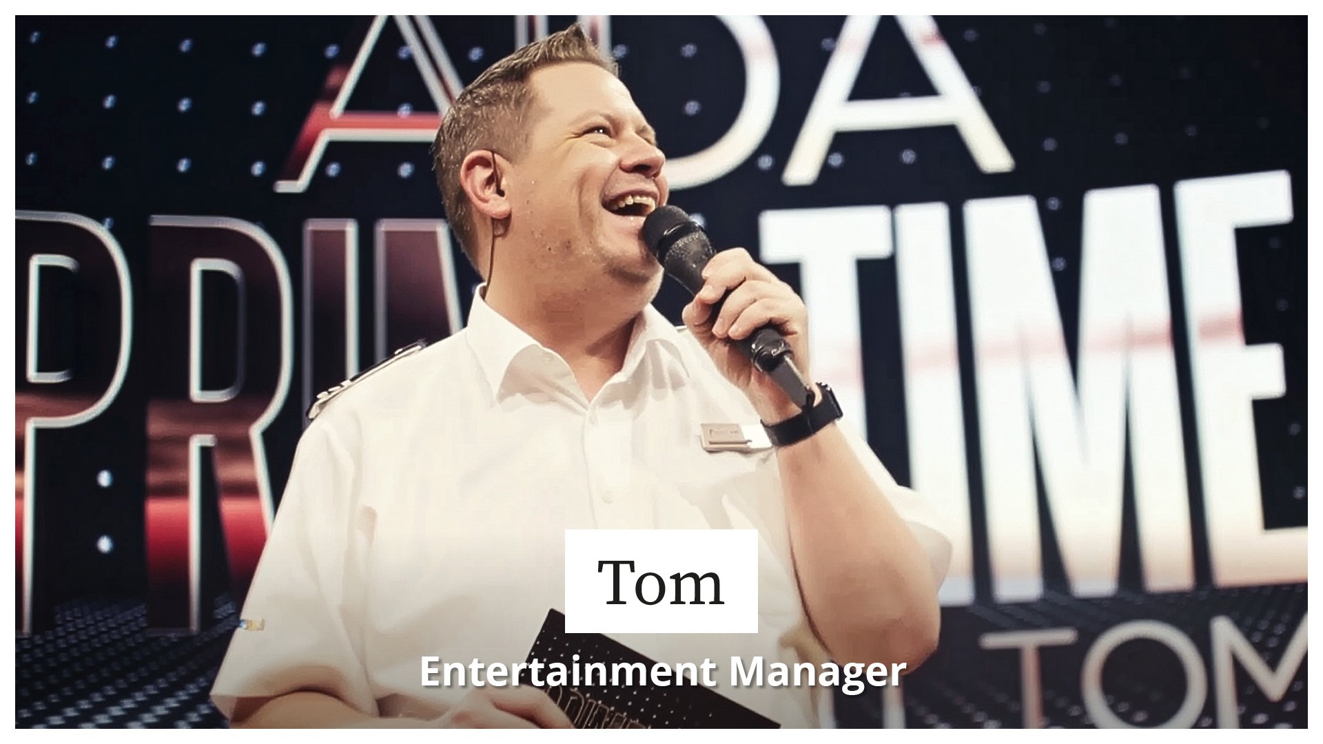 Tom Ahrendt hält ein Mikrofon in der Hand