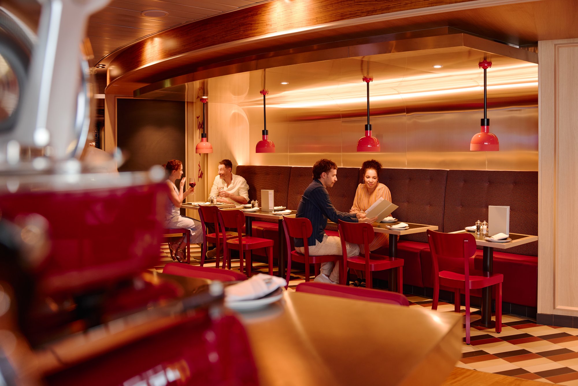 Pärchen schaut in die Menükarte in der Tapas & Bar