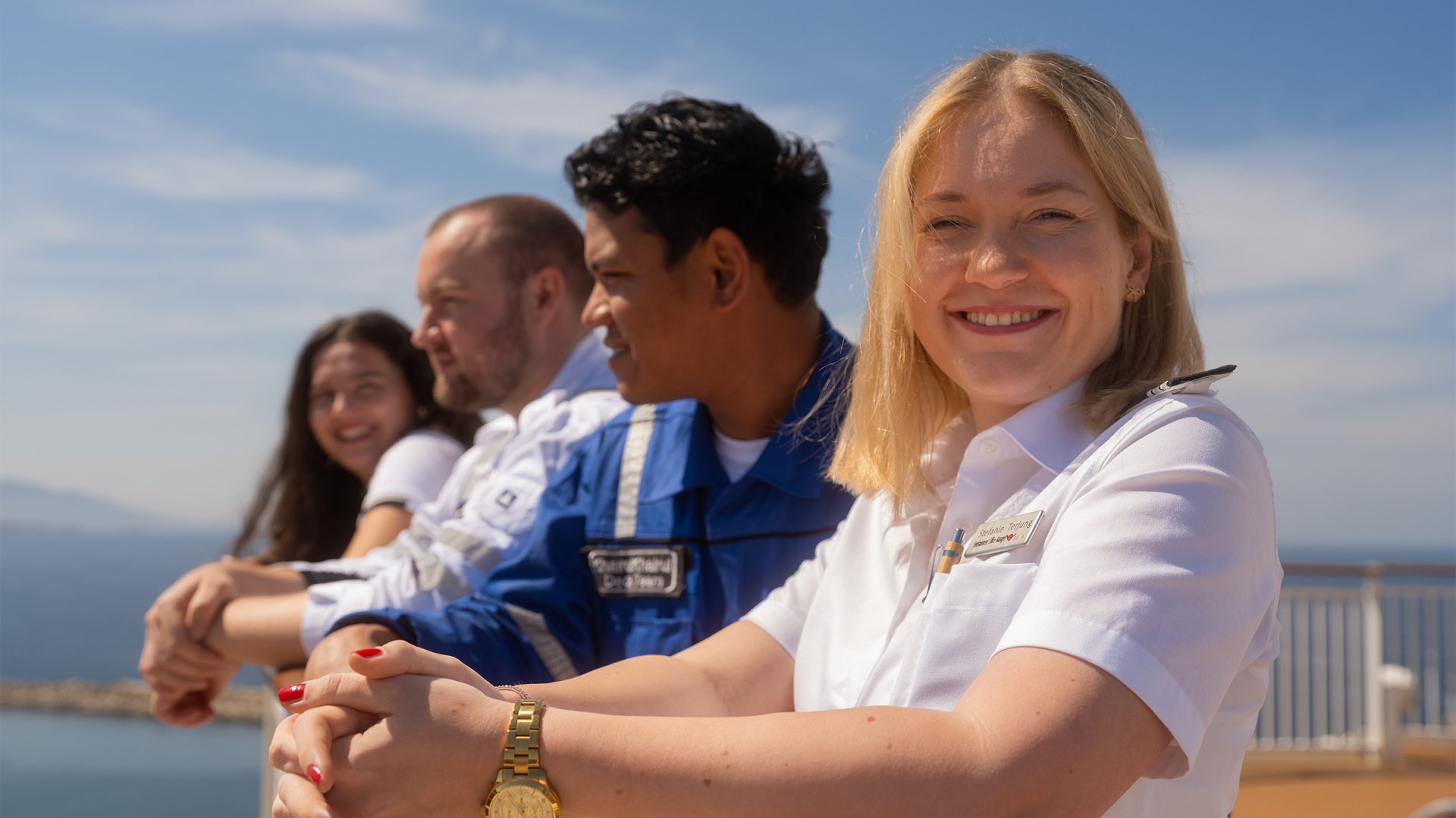 AIDA Mitarbeitende an der Reling