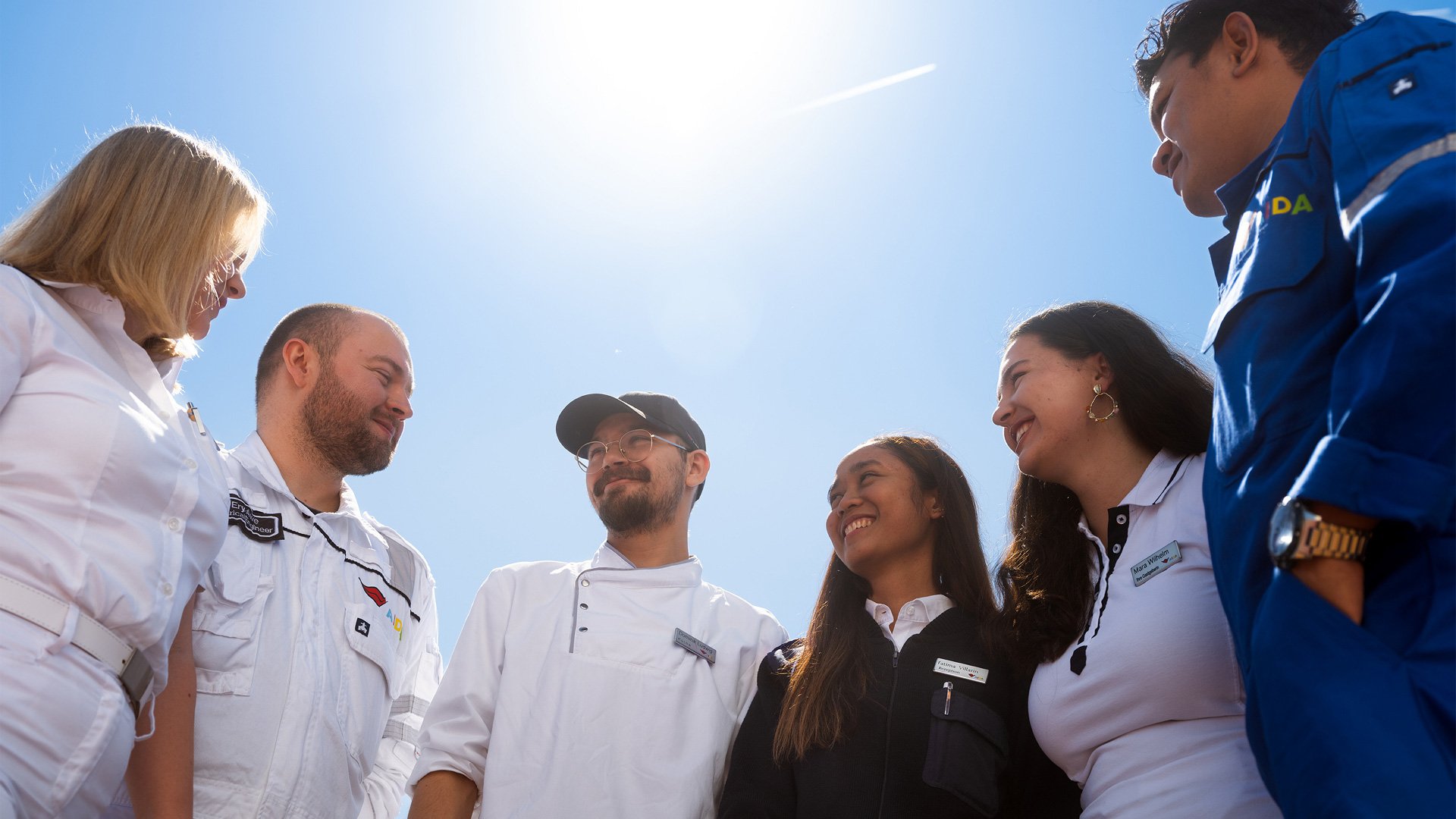 AIDA Crew an der Reling