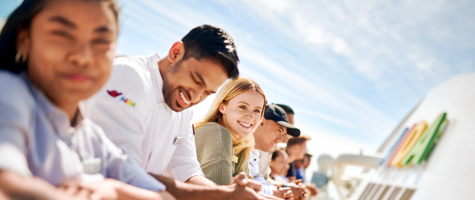 AIDA Mitarbeitende an der Reling