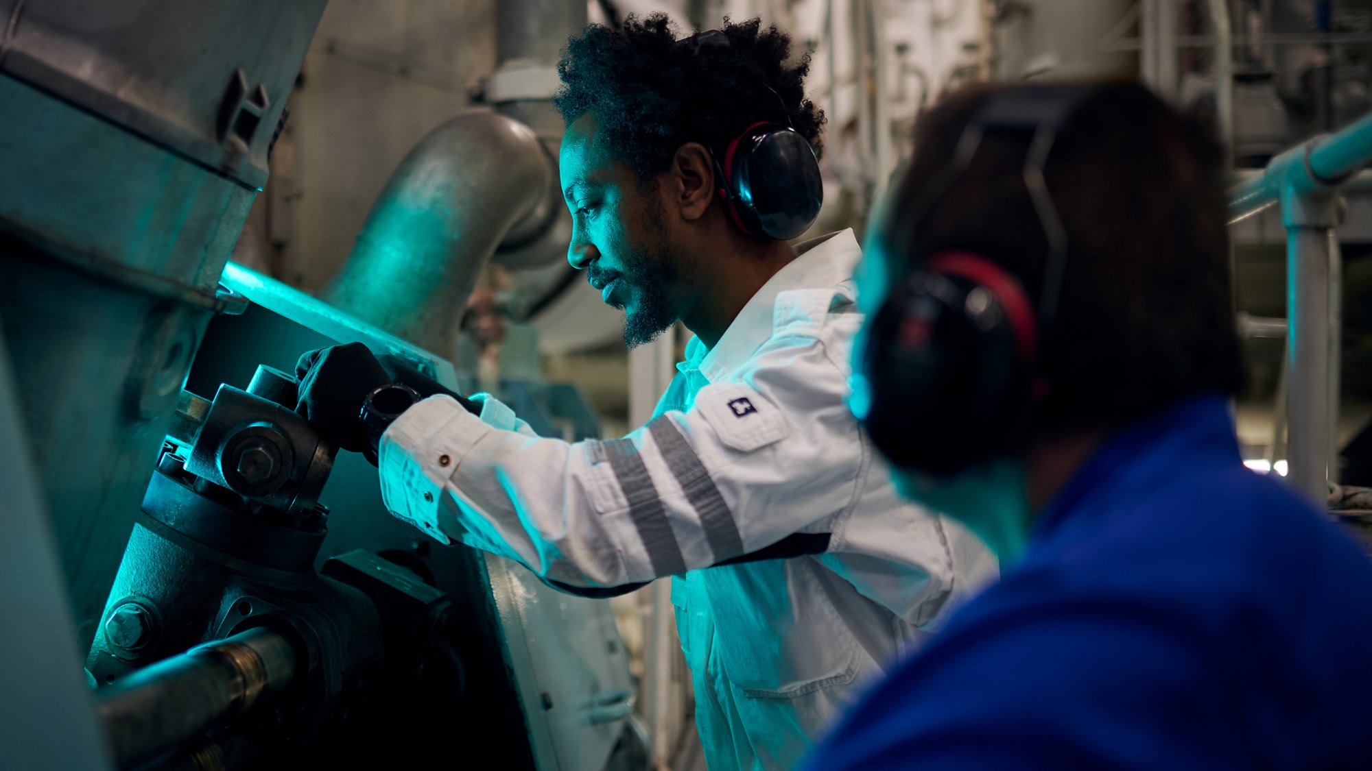 AIDA Mitarbeitende im Maschinenraum