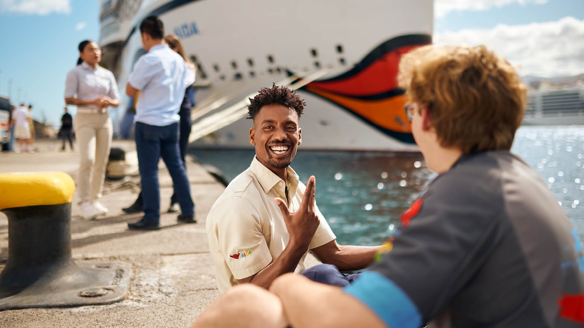 AIDA Mitarbeitender im Hafen